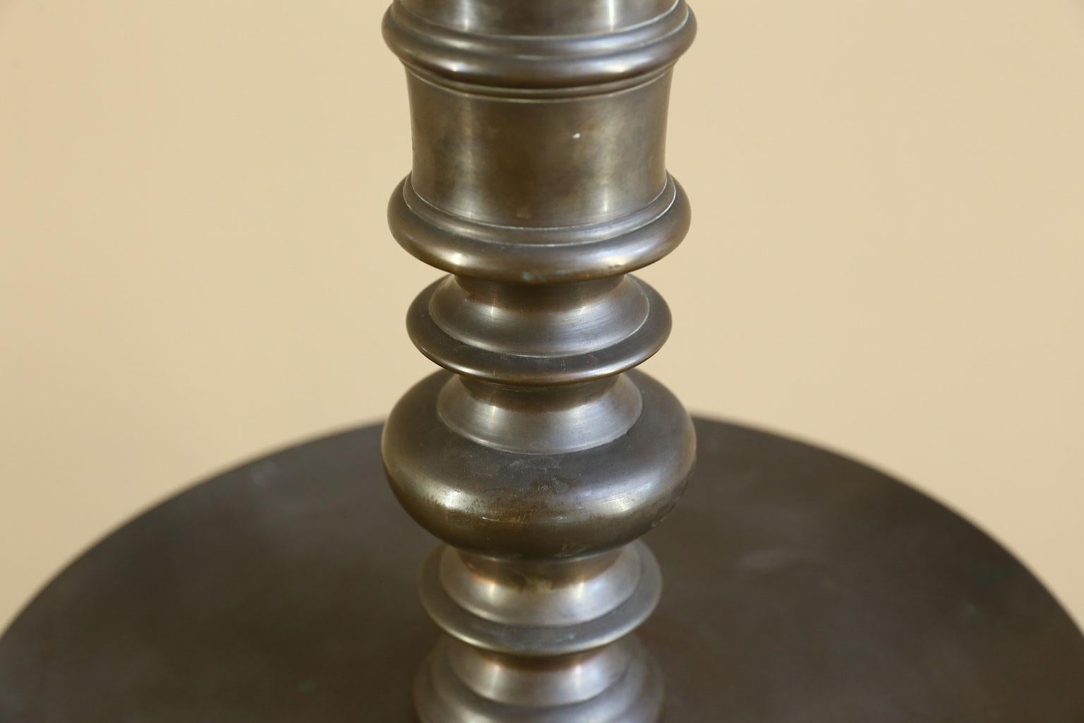 Belge Fabuleuse lampe de table de style hollandais en bronze classique et antique avec charmant plateau en vente