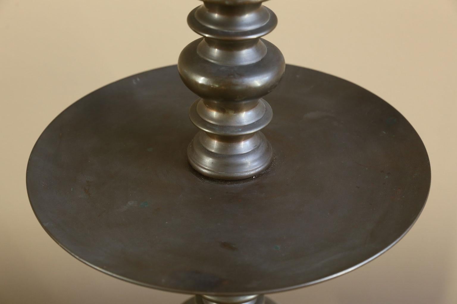 Début du 20ème siècle Fabuleuse lampe de table de style hollandais en bronze classique et antique avec charmant plateau en vente