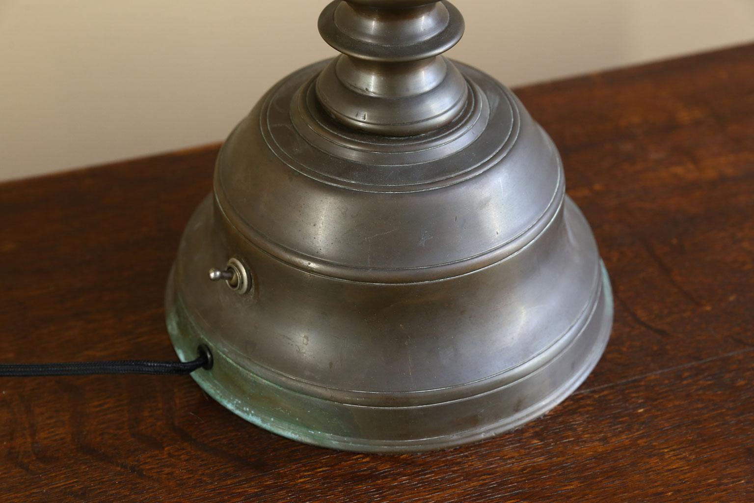 Bronze Fabuleuse lampe de table de style hollandais en bronze classique et antique avec charmant plateau en vente