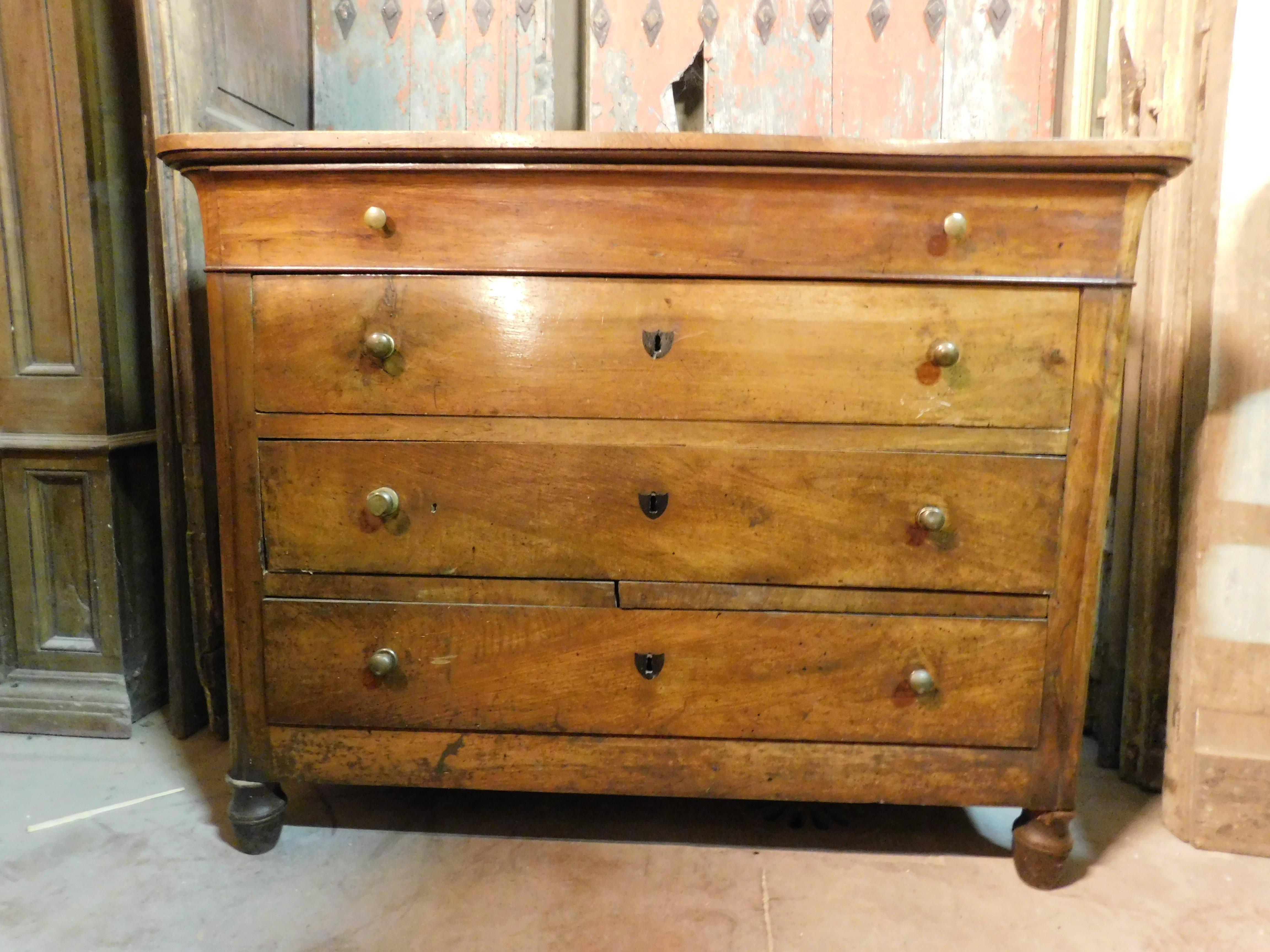 Antique classic chest of drawers in walnut, chest of drawers, with a total of 4 drawers (3 large and one secret type), hand-built in the 19th century, in Italy, all classic and in patinated walnut, beautiful.
Maximum size in cm W 126 x H 96 x D 54.