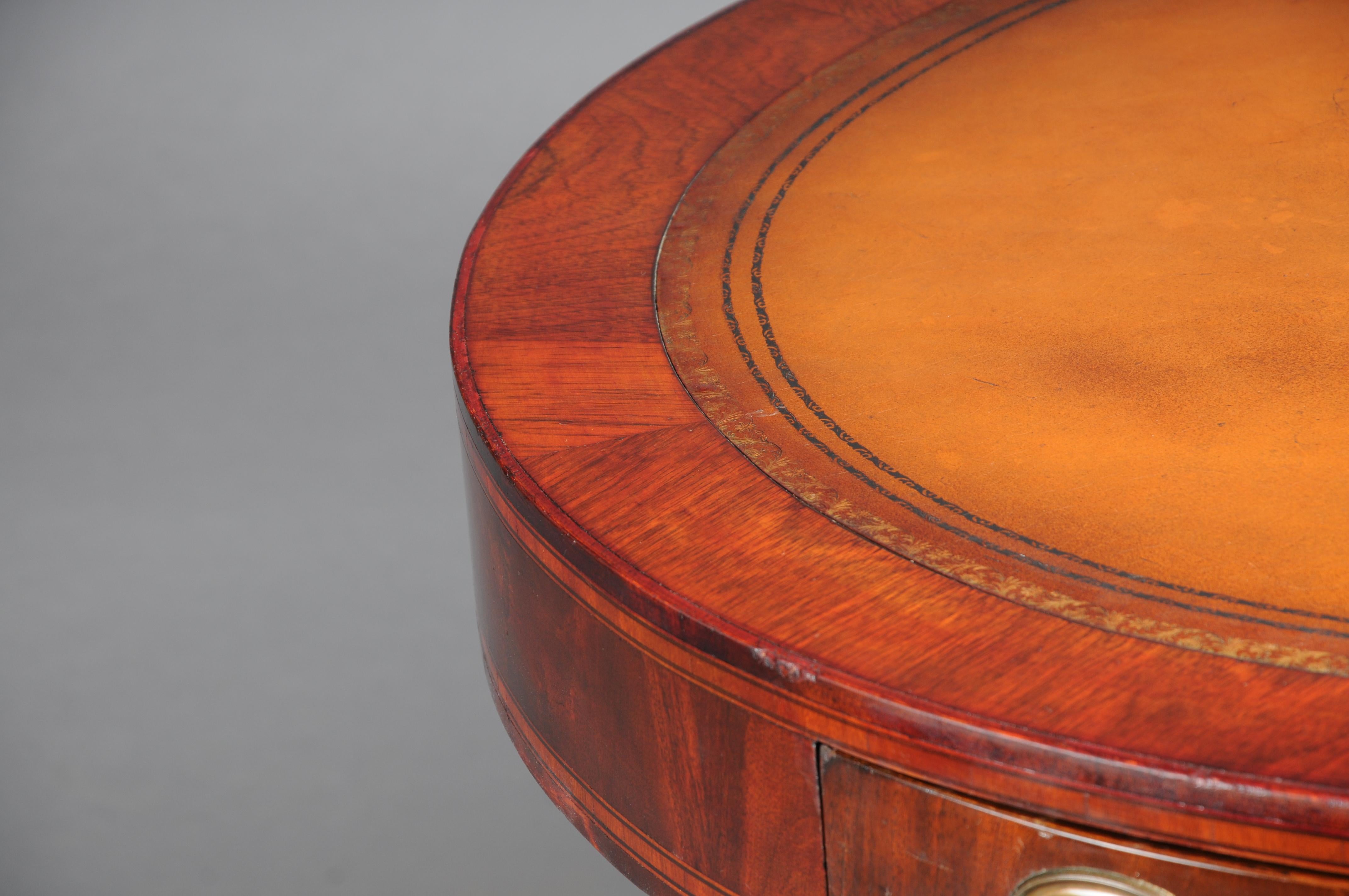 Embossé Table d'appoint anglaise classique et ancienne avec plateau en cuir. 19ème siècle en vente