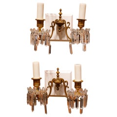 Paire d'appliques classiques françaises anciennes à deux bras en bronze d'or et cristal de Baccarat