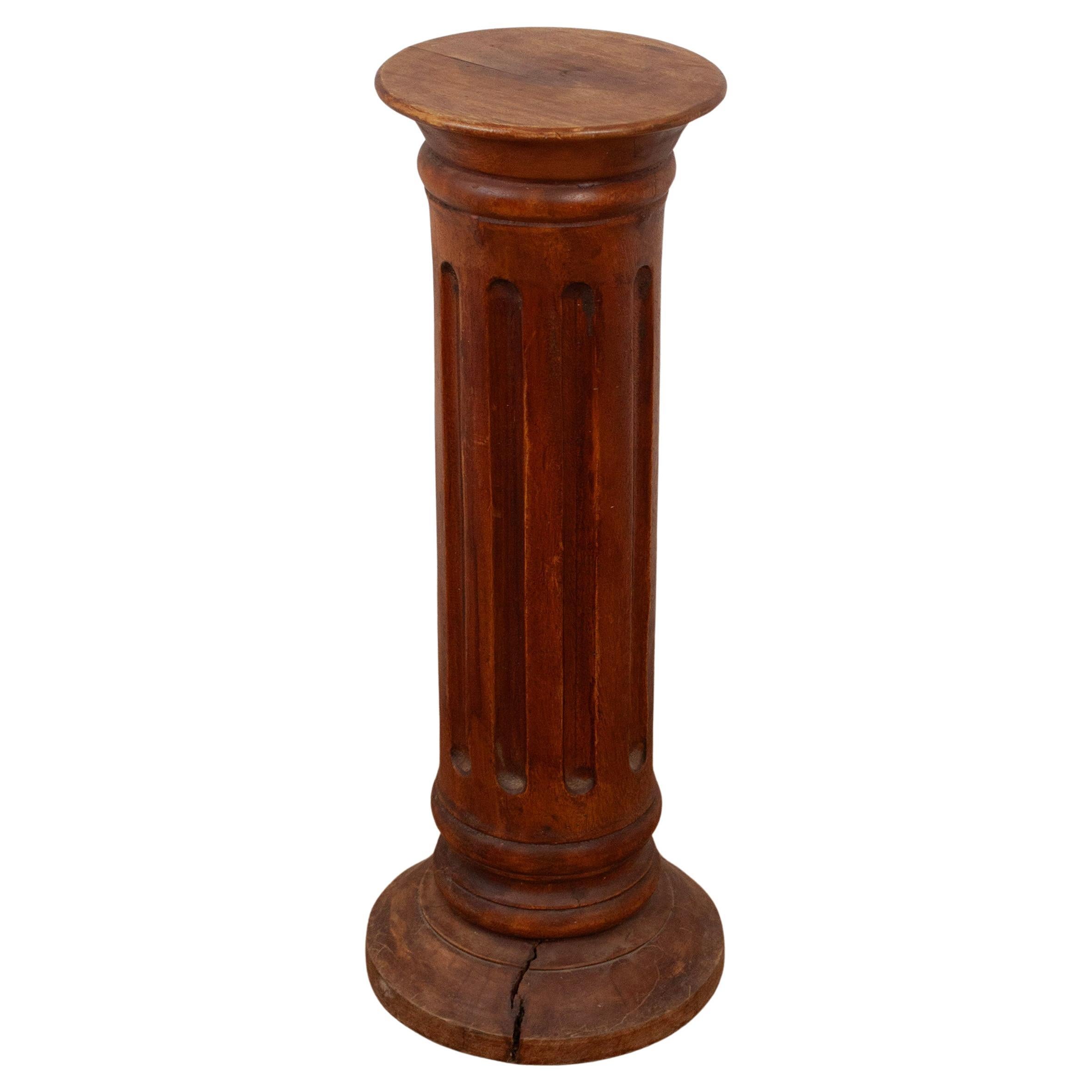 Antiguo pedestal clásico francés de madera columna expositora