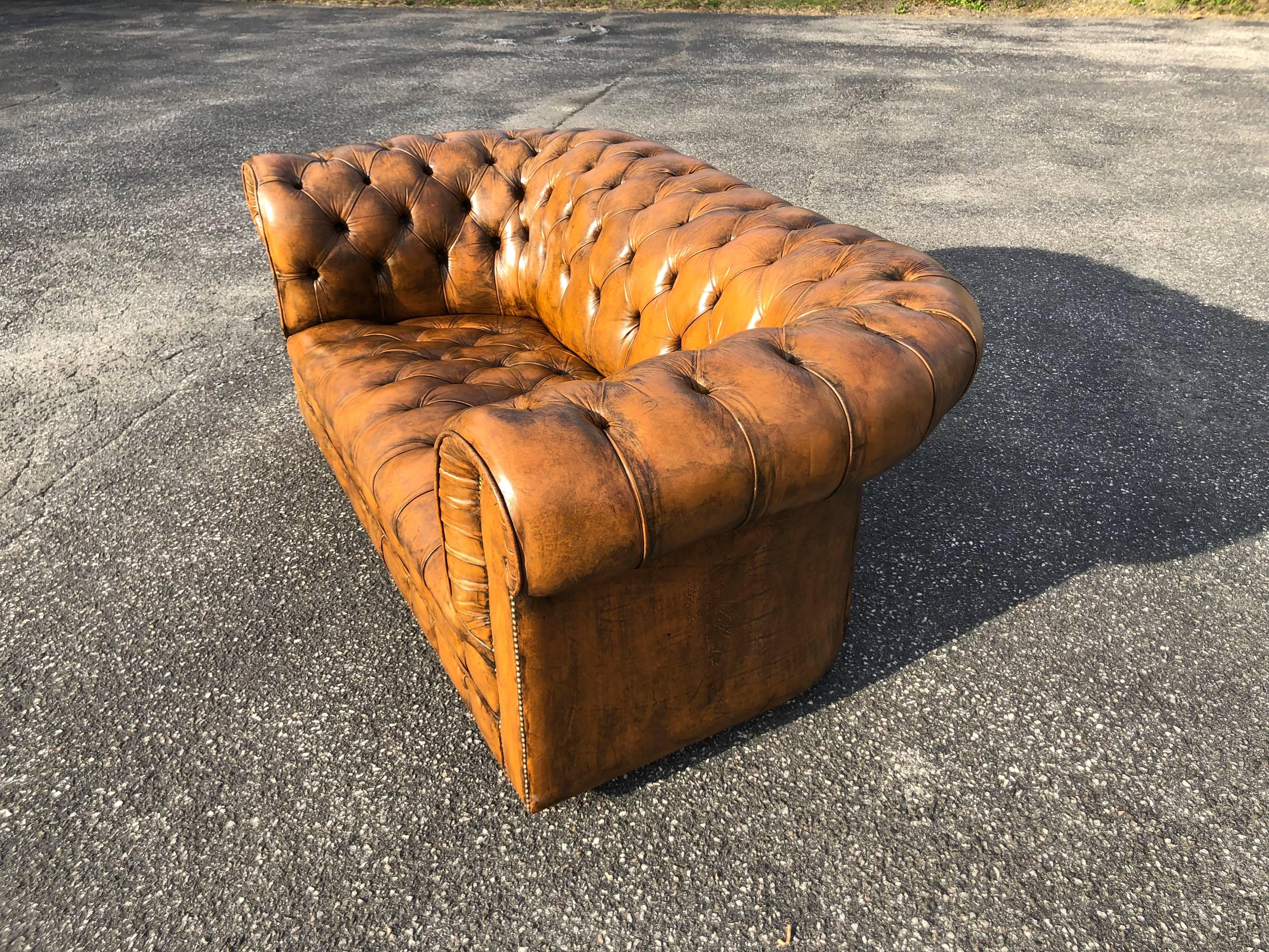 Antique Classic Leather Chesterfield Love Seat In Excellent Condition In Redding, CT