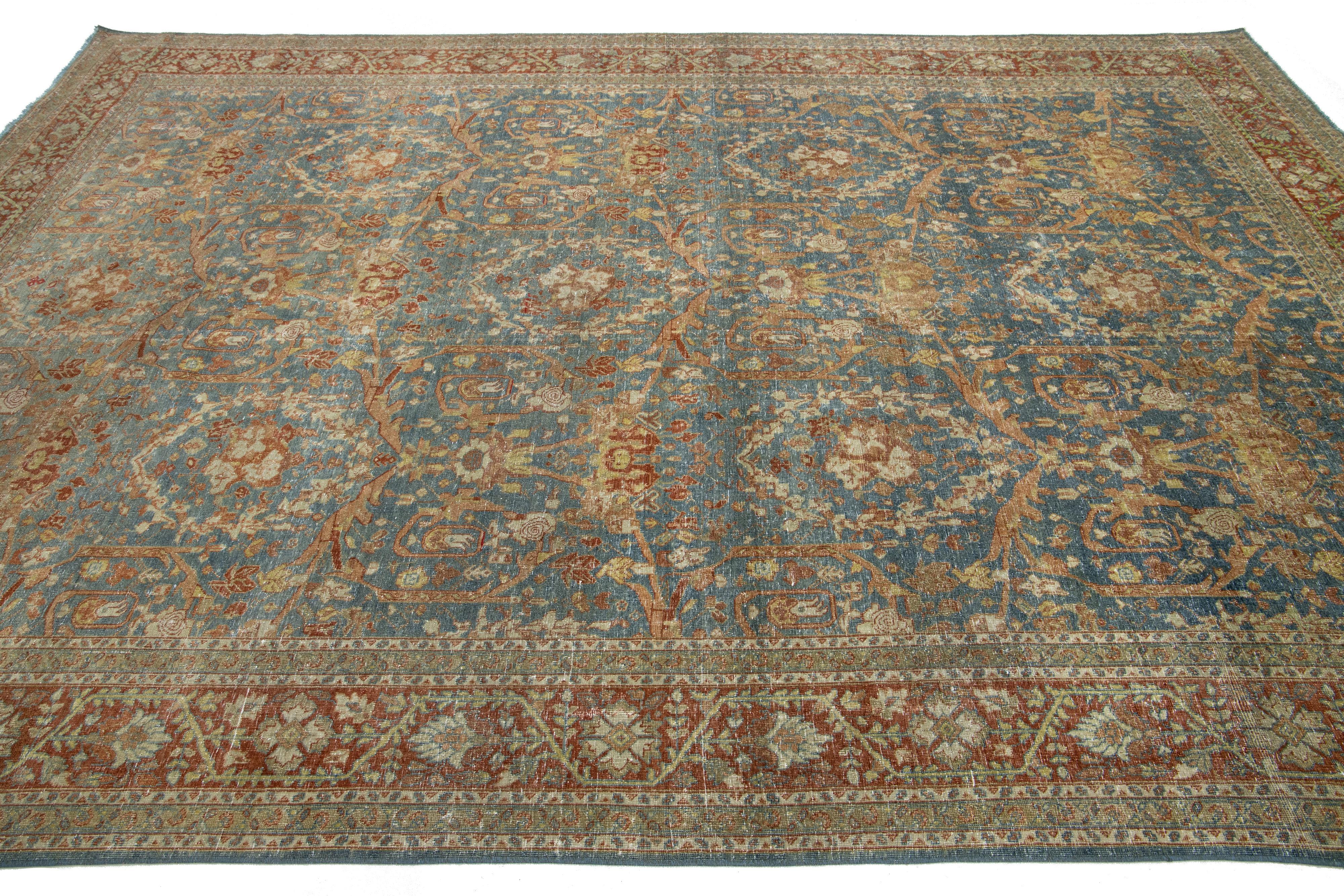 Antiker klassischer persischer Wollteppich aus Täbris in Blau mit floralem Muster im Zustand „Starke Gebrauchsspuren“ im Angebot in Norwalk, CT