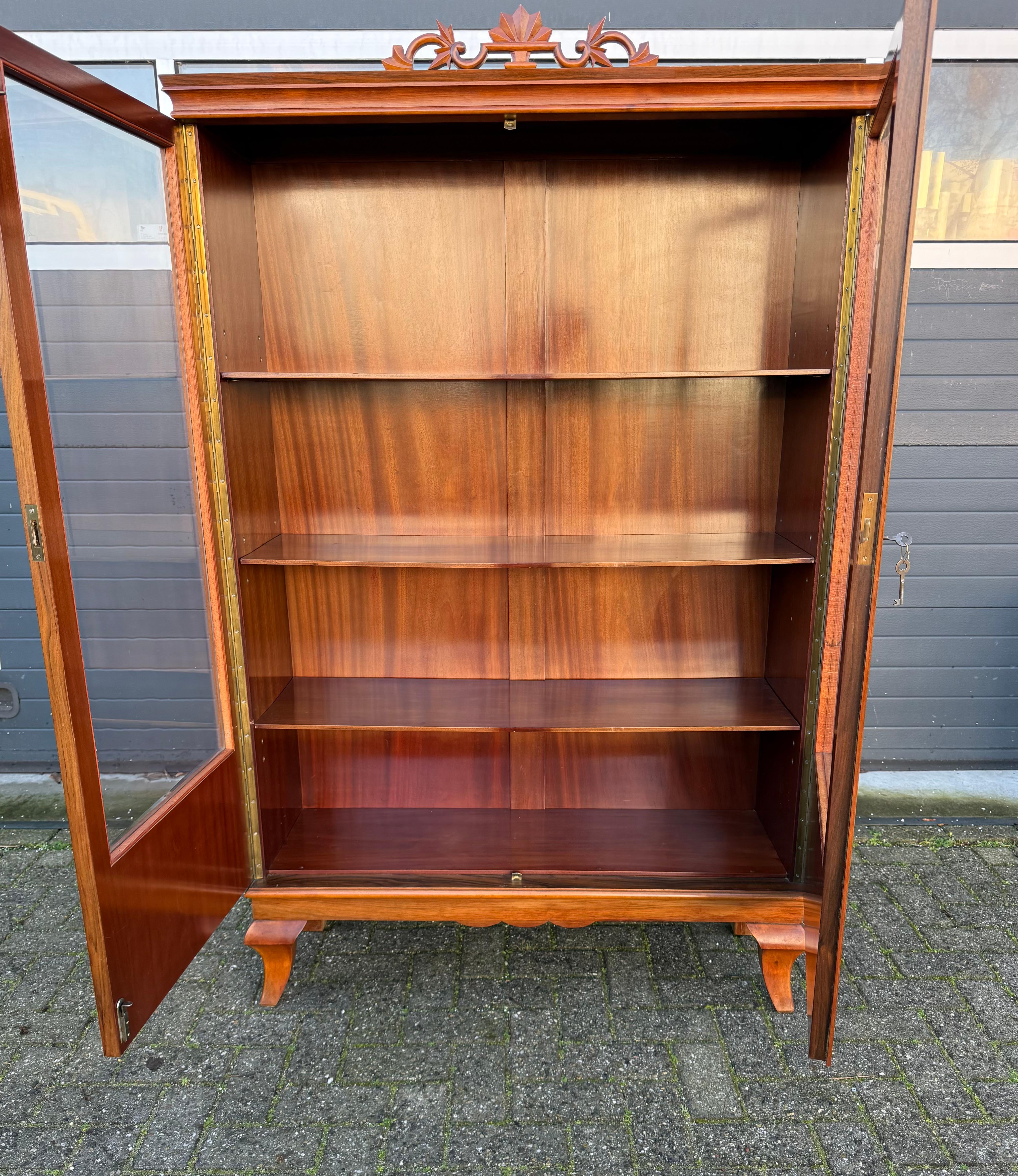 Antiker Art-Déco-Vitrinenschrank/Vitrine aus Nussbaumholz im Bauhaus-Stil, Art déco. Geschliffenes Glas im Angebot 3