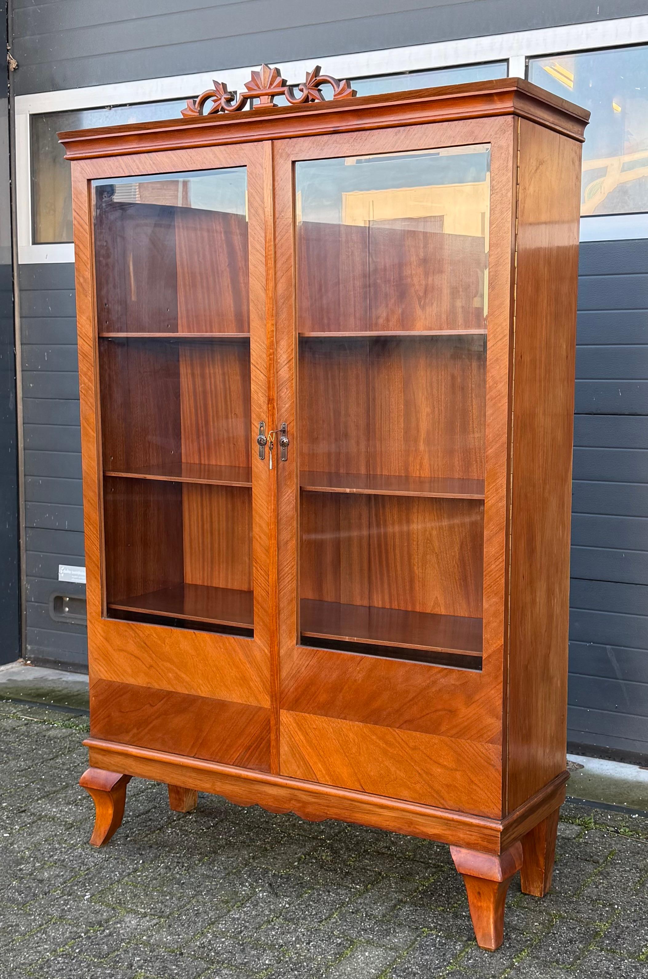 Antiker Art-Déco-Vitrinenschrank/Vitrine aus Nussbaumholz im Bauhaus-Stil, Art déco. Geschliffenes Glas im Angebot 6