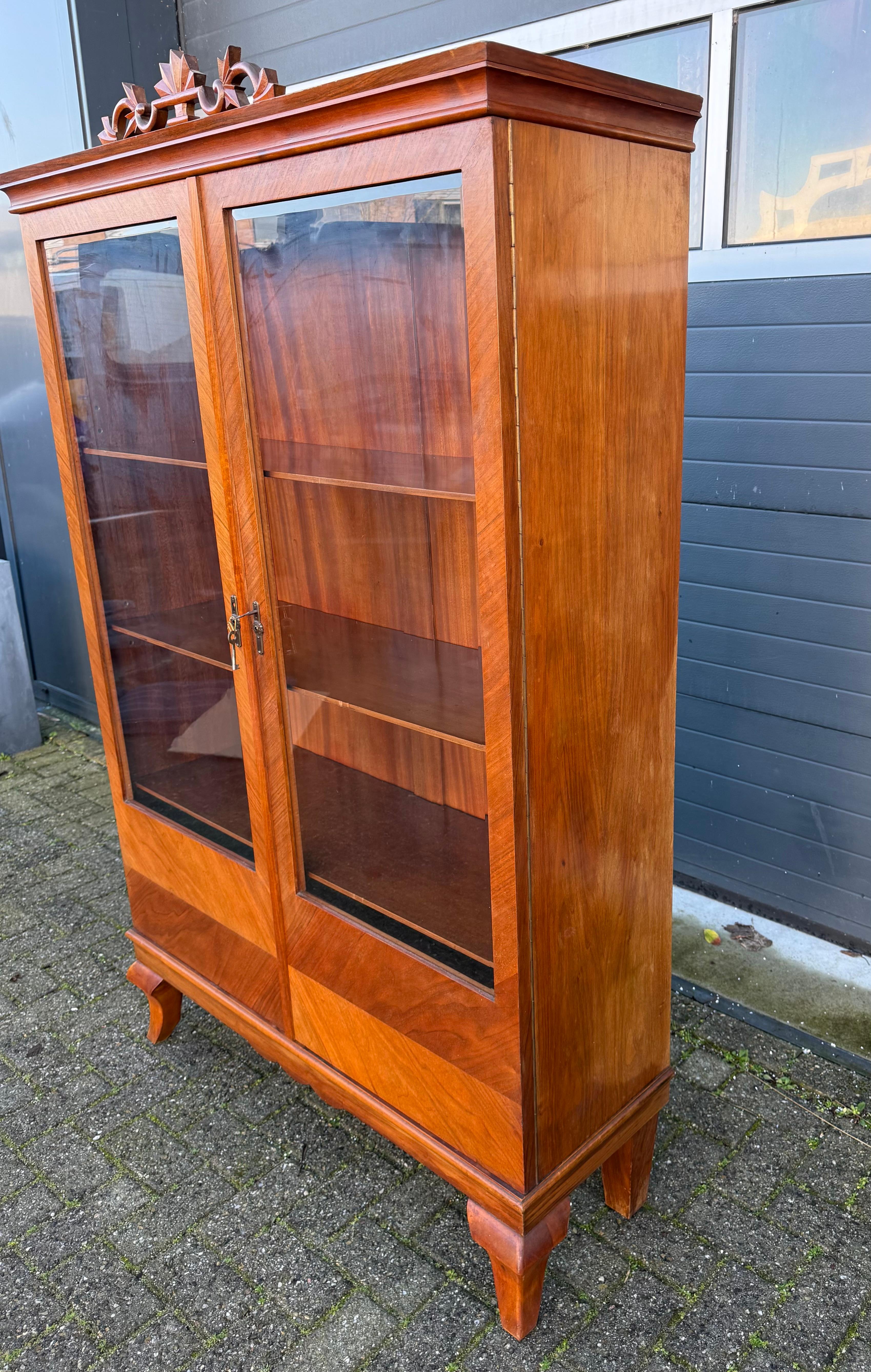 Antiker Art-Déco-Vitrinenschrank/Vitrine aus Nussbaumholz im Bauhaus-Stil, Art déco. Geschliffenes Glas im Angebot 7