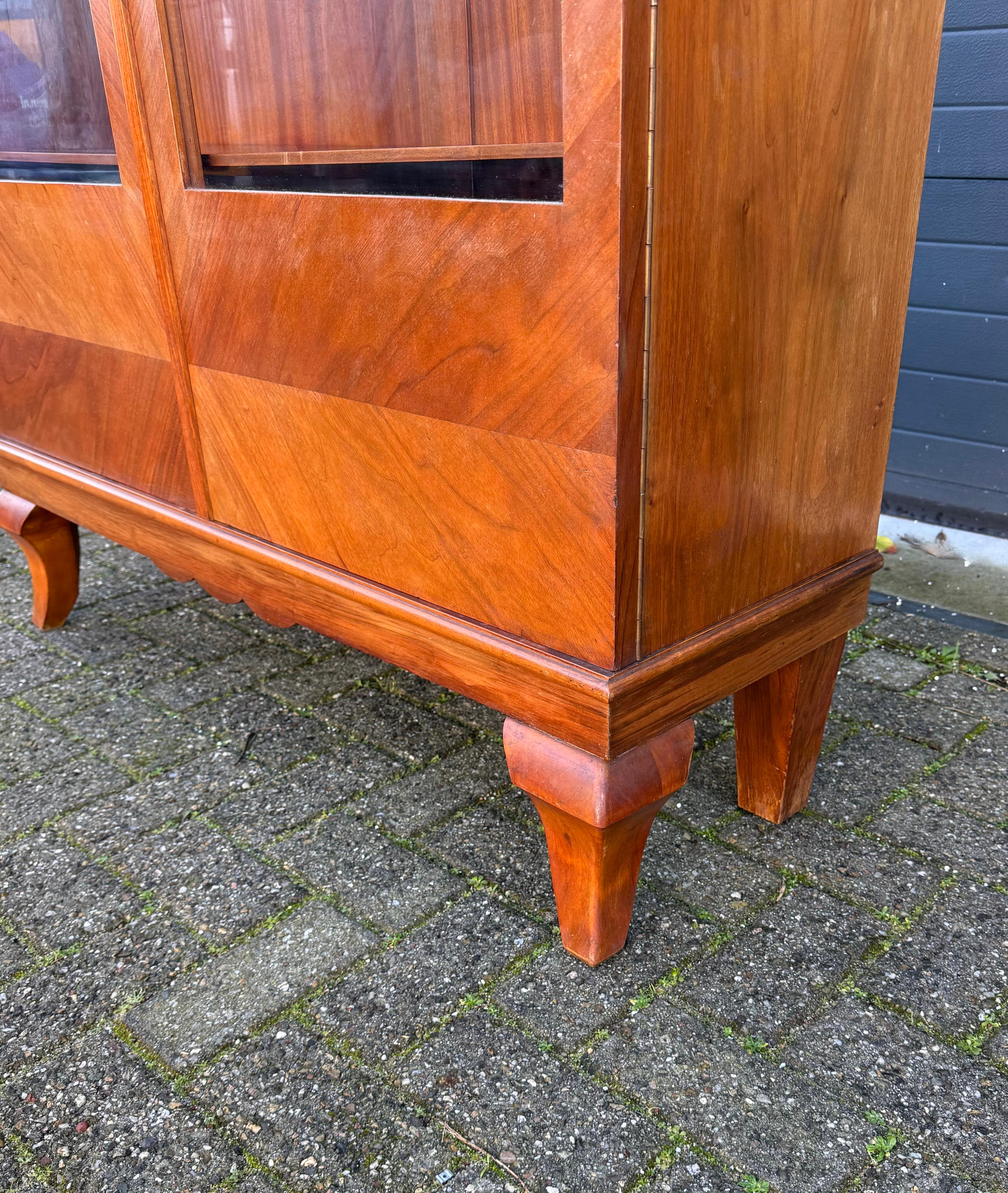 Antiker Art-Déco-Vitrinenschrank/Vitrine aus Nussbaumholz im Bauhaus-Stil, Art déco. Geschliffenes Glas im Angebot 8