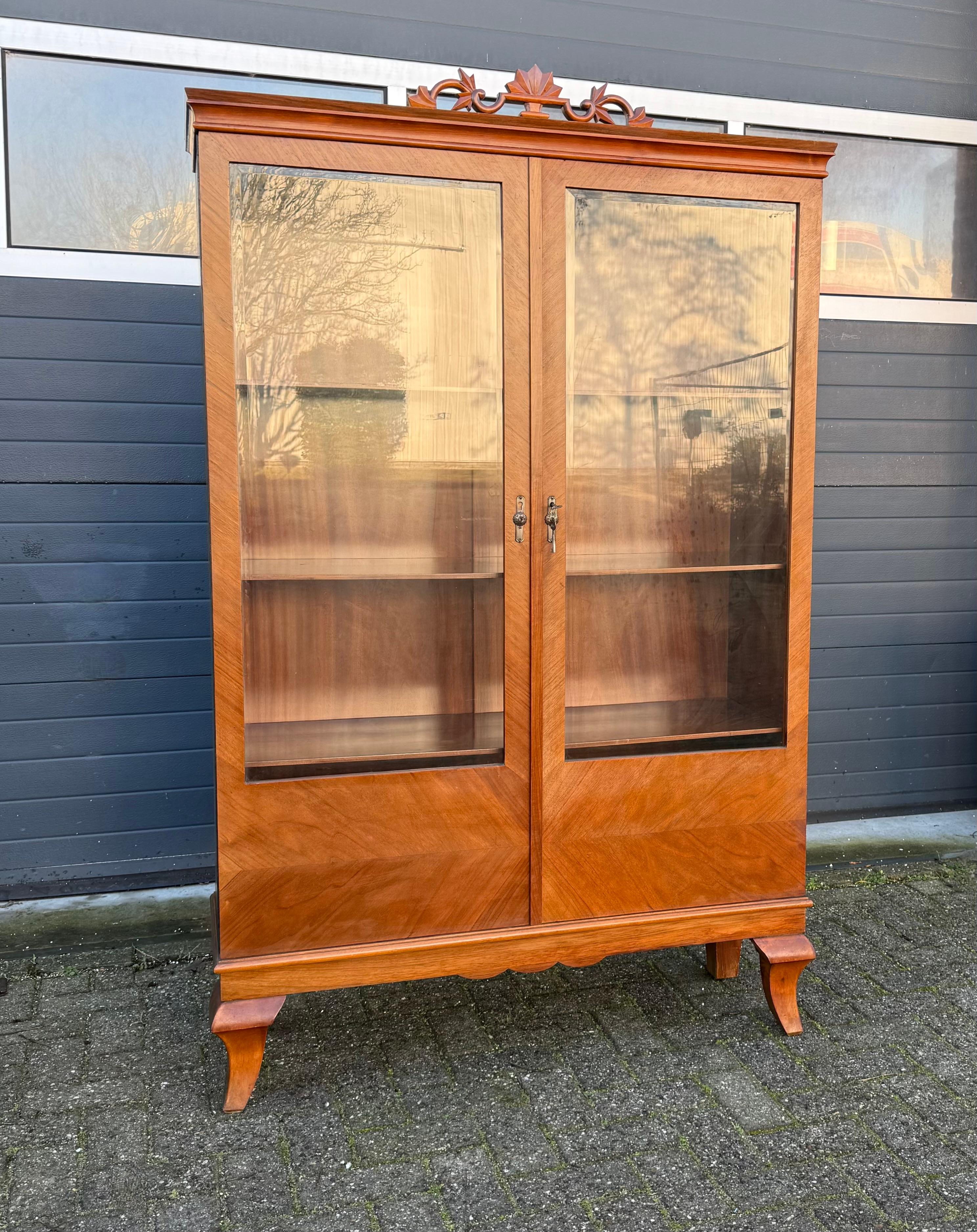 Antiker Art-Déco-Vitrinenschrank/Vitrine aus Nussbaumholz im Bauhaus-Stil, Art déco. Geschliffenes Glas im Angebot 9