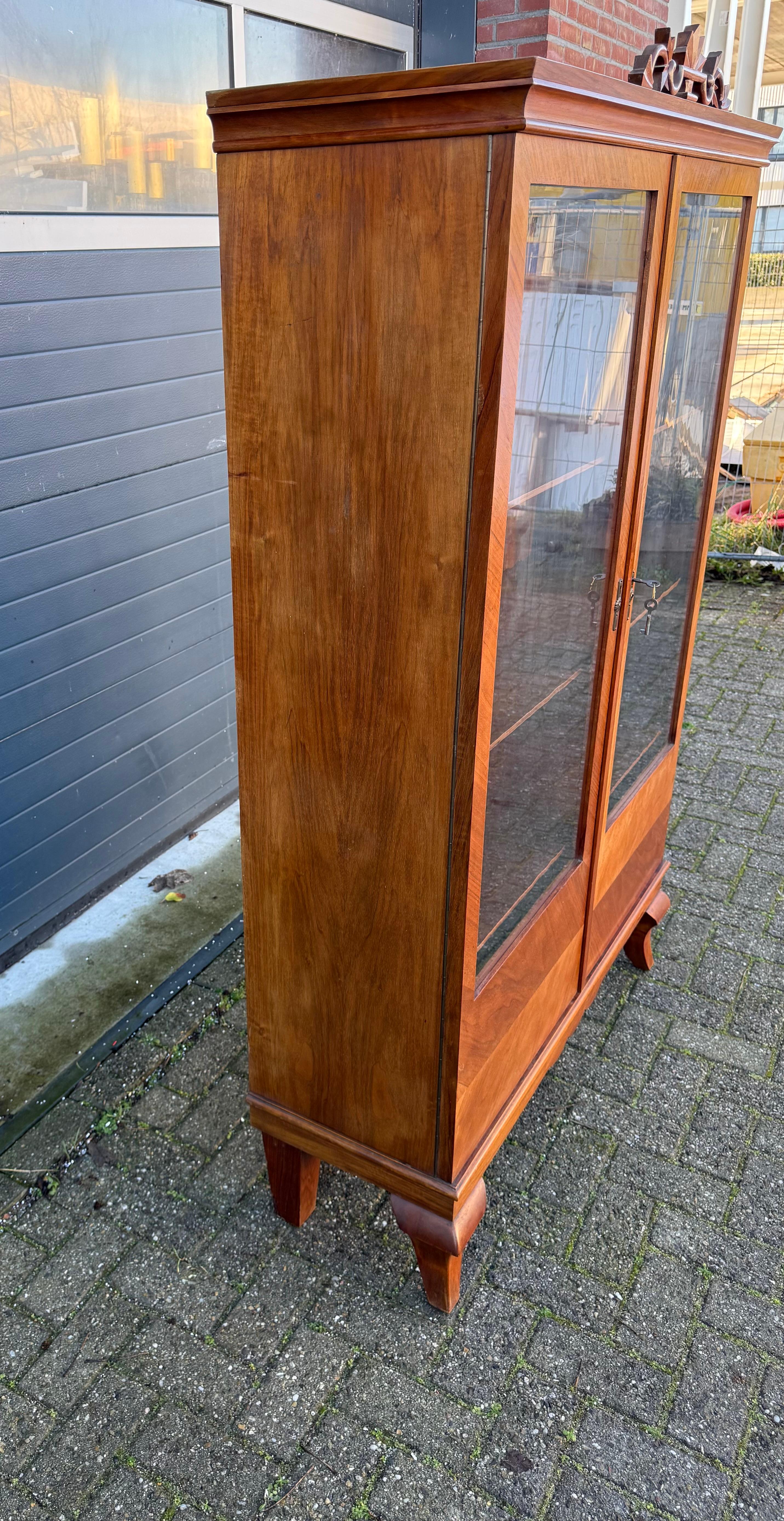 Antiker Art-Déco-Vitrinenschrank/Vitrine aus Nussbaumholz im Bauhaus-Stil, Art déco. Geschliffenes Glas im Angebot 10
