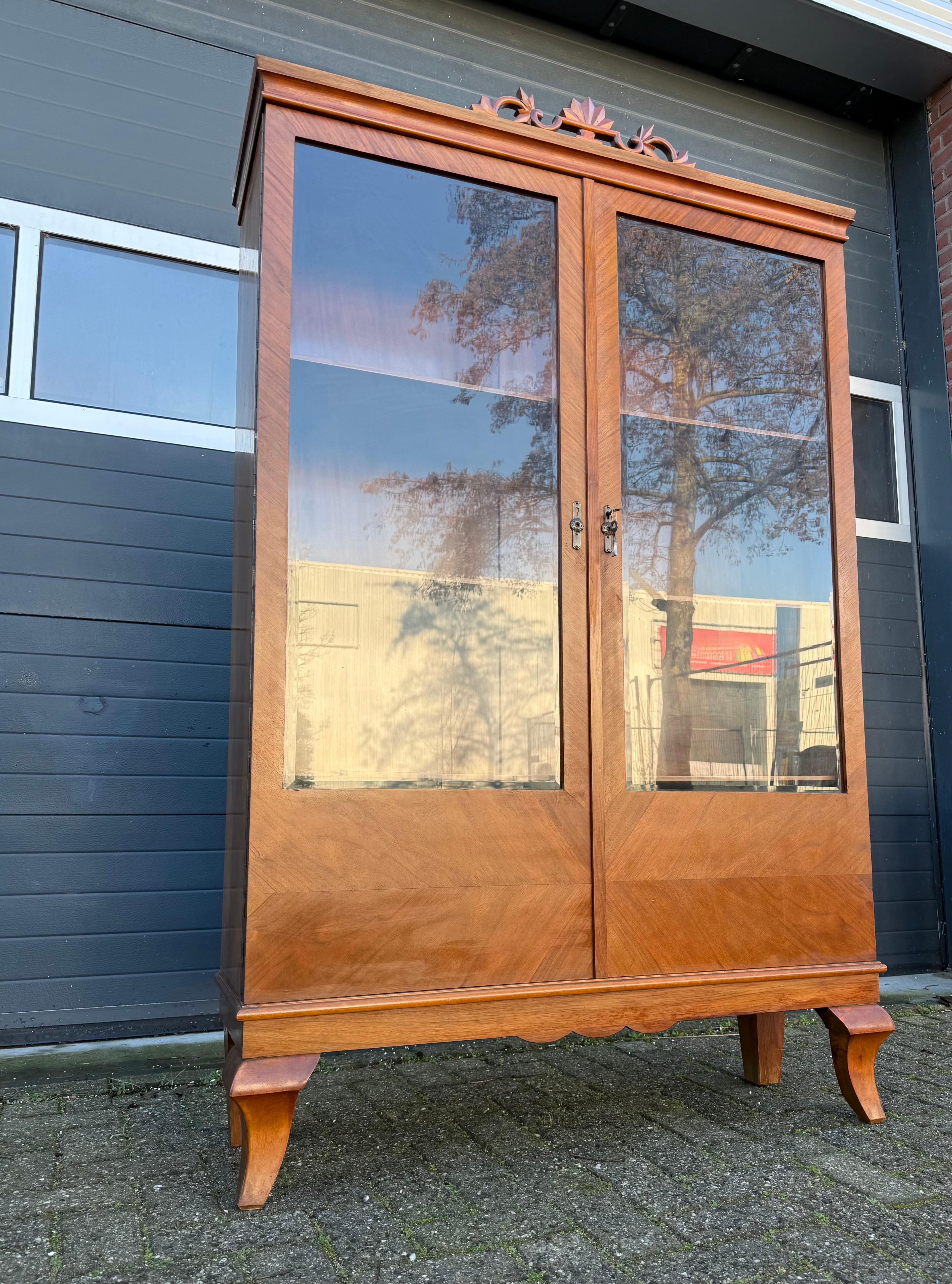 Antiker Art-Déco-Vitrinenschrank/Vitrine aus Nussbaumholz im Bauhaus-Stil, Art déco. Geschliffenes Glas im Angebot 11