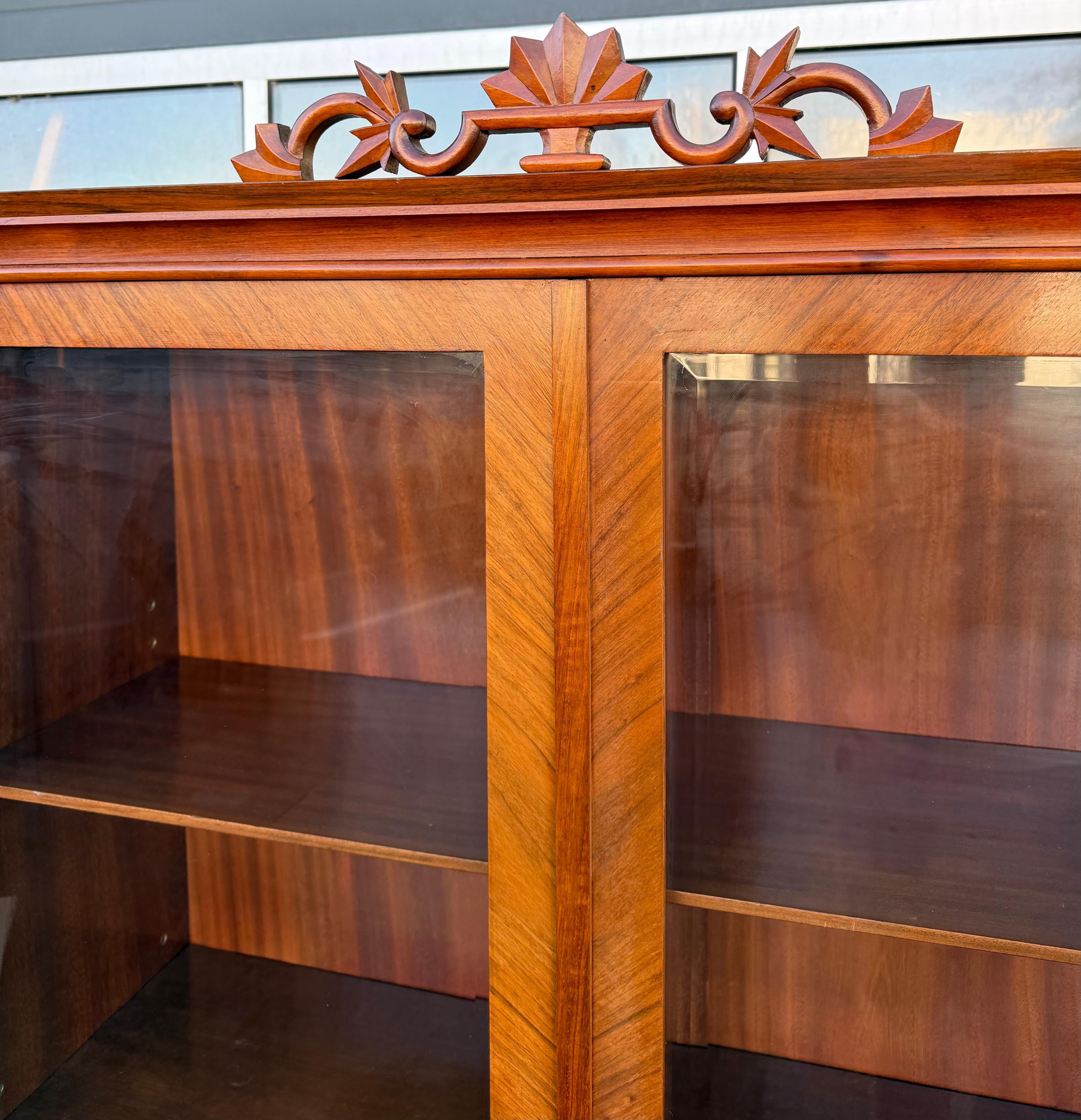 Antiker Art-Déco-Vitrinenschrank/Vitrine aus Nussbaumholz im Bauhaus-Stil, Art déco. Geschliffenes Glas (Deutsch) im Angebot