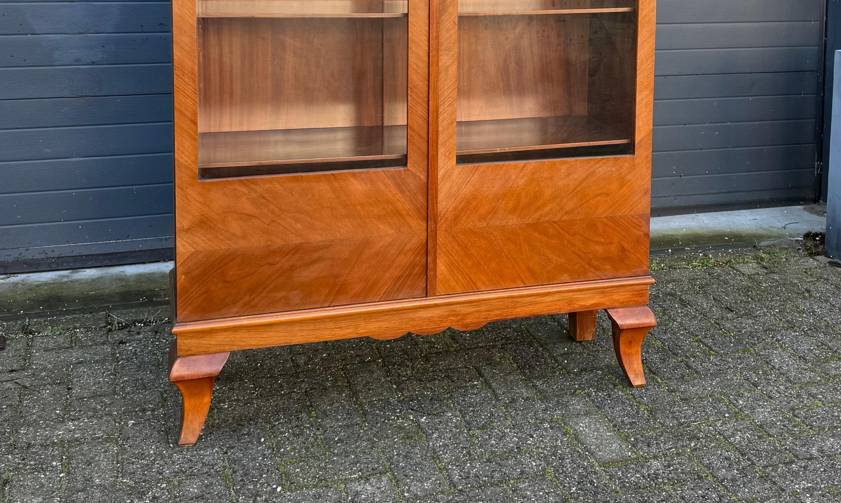 Antiker Art-Déco-Vitrinenschrank/Vitrine aus Nussbaumholz im Bauhaus-Stil, Art déco. Geschliffenes Glas (Handgeschnitzt) im Angebot