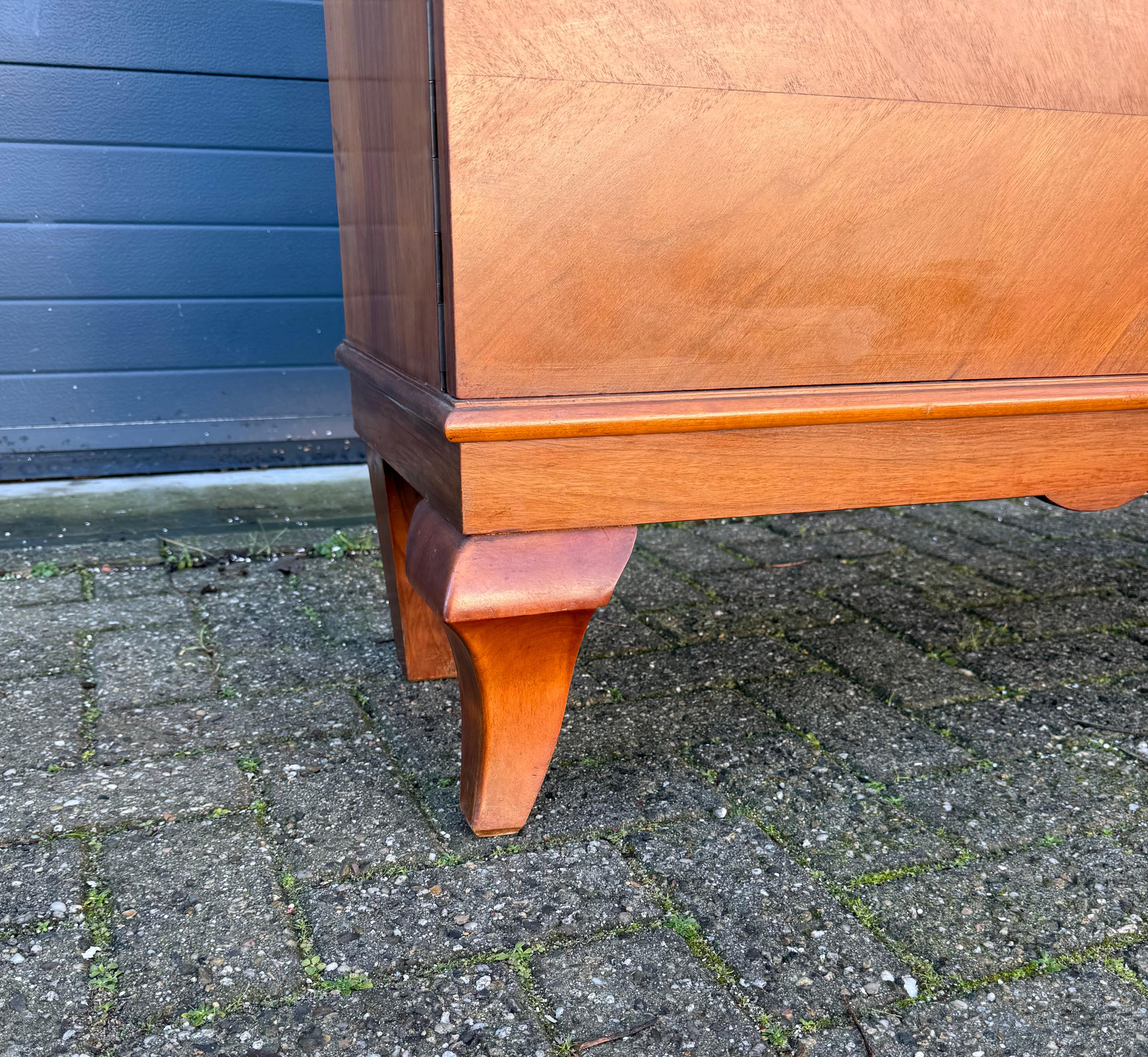 Antiker Art-Déco-Vitrinenschrank/Vitrine aus Nussbaumholz im Bauhaus-Stil, Art déco. Geschliffenes Glas im Zustand „Gut“ im Angebot in Lisse, NL
