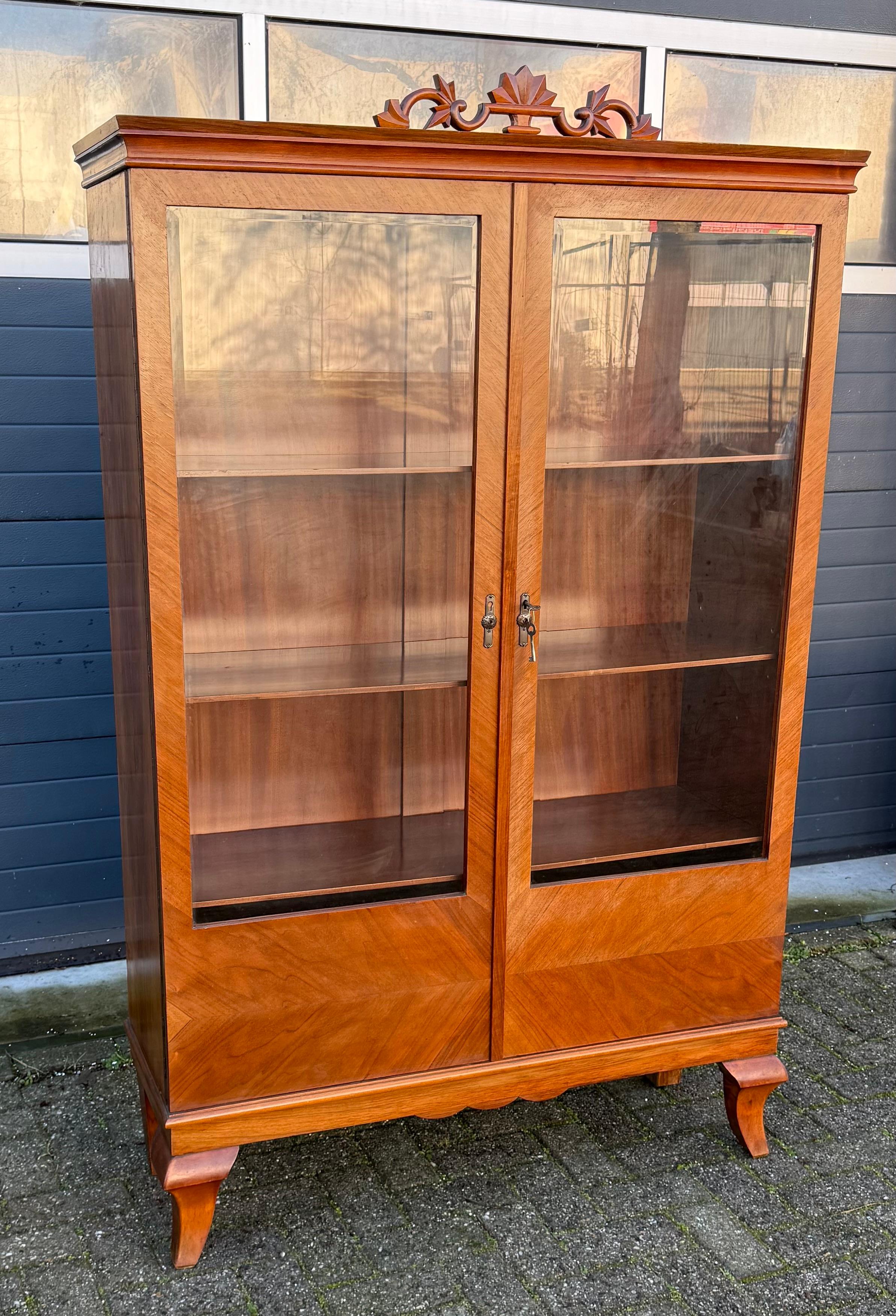 Antiker Art-Déco-Vitrinenschrank/Vitrine aus Nussbaumholz im Bauhaus-Stil, Art déco. Geschliffenes Glas (20. Jahrhundert) im Angebot