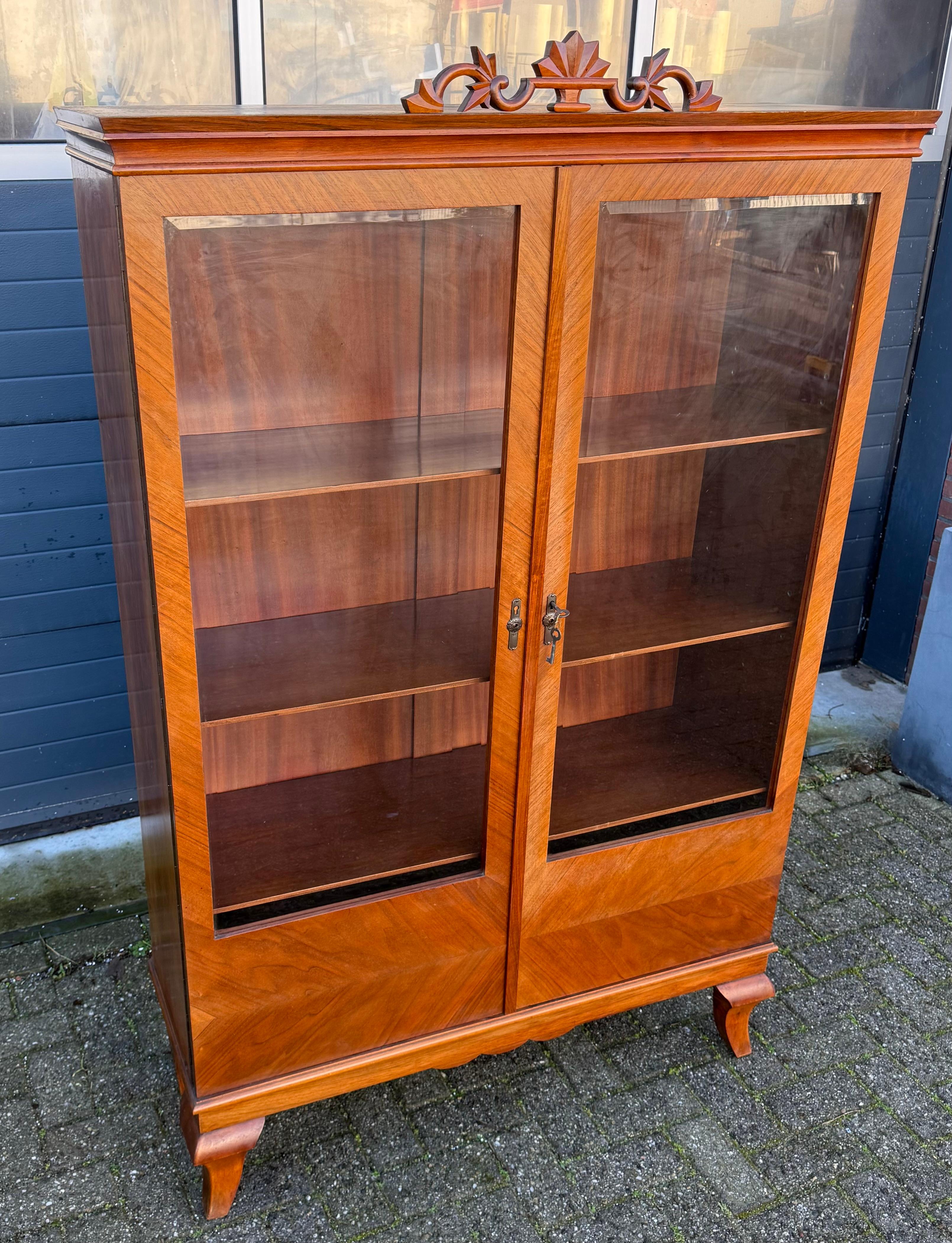 Antiker Art-Déco-Vitrinenschrank/Vitrine aus Nussbaumholz im Bauhaus-Stil, Art déco. Geschliffenes Glas (Messing) im Angebot