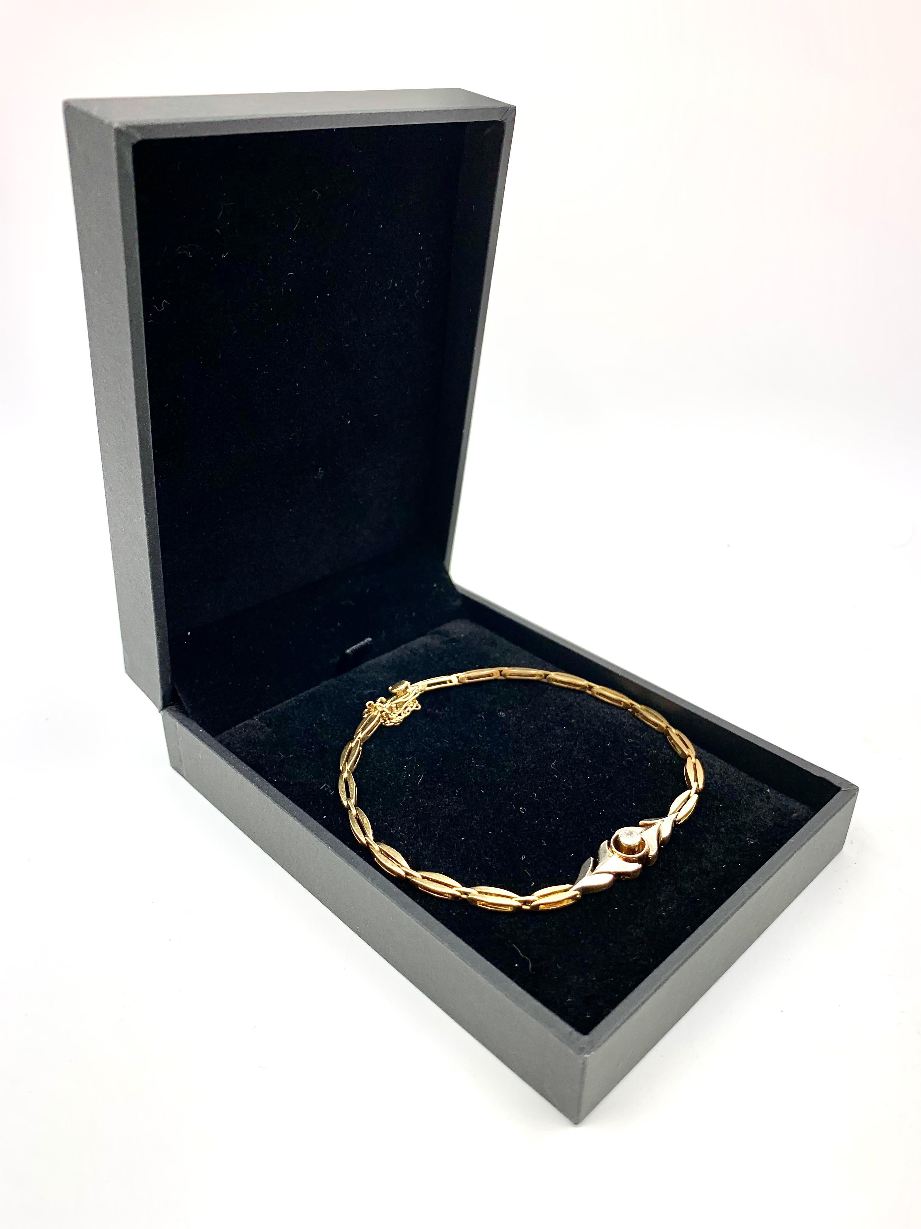 Bracelet à maillons en or bicolore et diamants russes classiques, fin du XIXe siècle.
Le centre est serti d'un diamant rond de taille Vieille Europe dans une monture stylisée en or blanc sur or jaune à motif de chevrons feuillus, entourée d'élégants