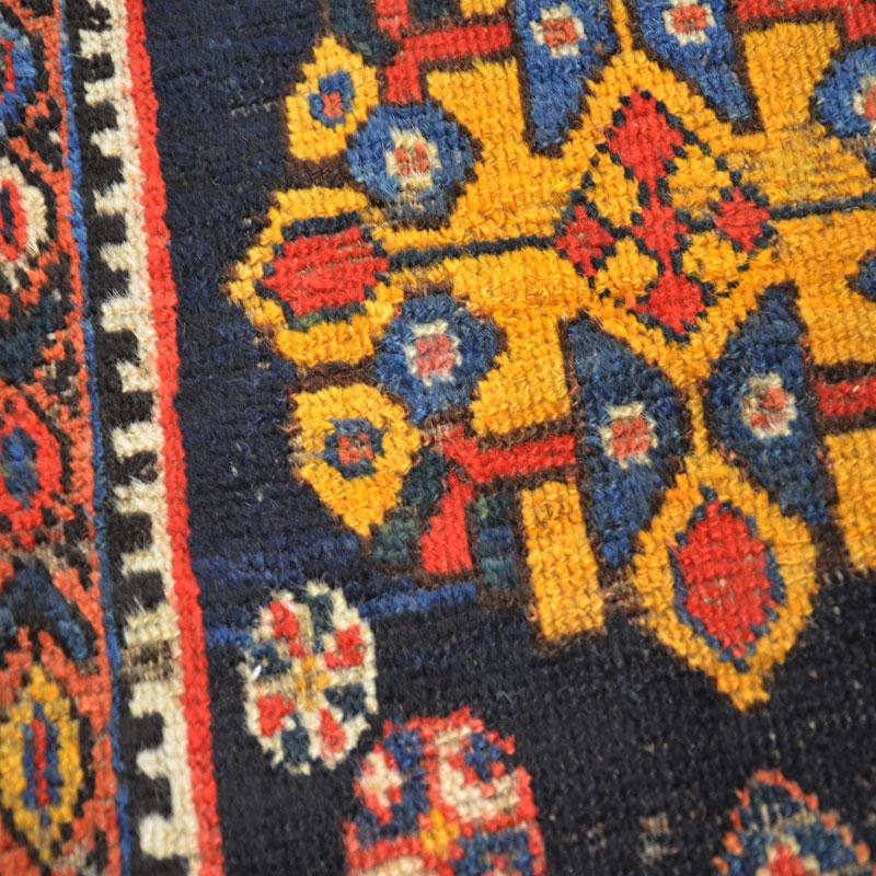 Persian rug from the Afshar region, of nomadic origin.
- Ethnic rug made of wool in the early 1900s.
- Highlight its central field with a blue background that contains geometric figures in a multitude of colors representing the own elaboration of
