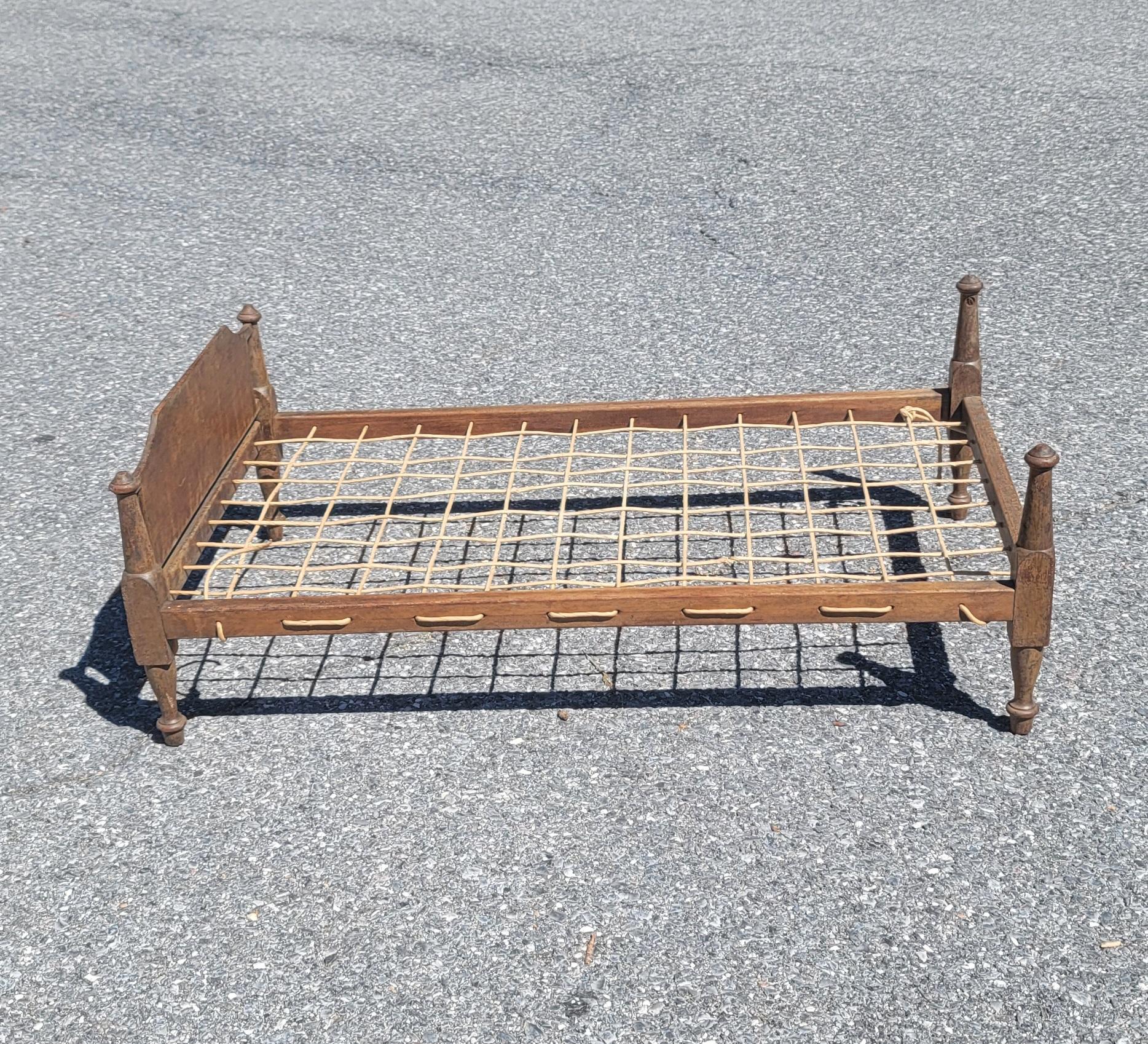 Antique Classical American Doll Rope Bedframe In Good Condition For Sale In Germantown, MD