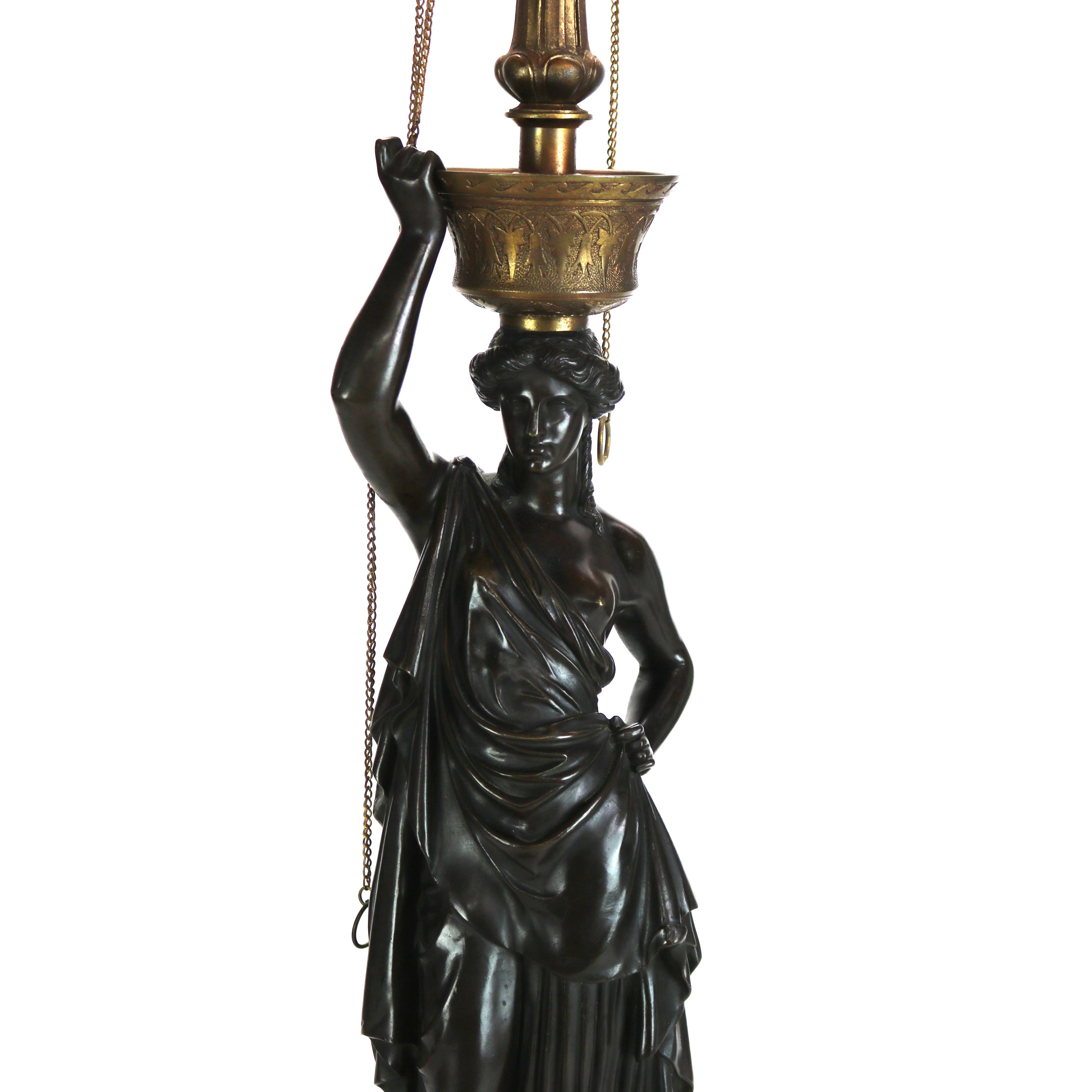 Antico candelabro scultoreo classico in bronzo a otto luci C1890 in vendita 4