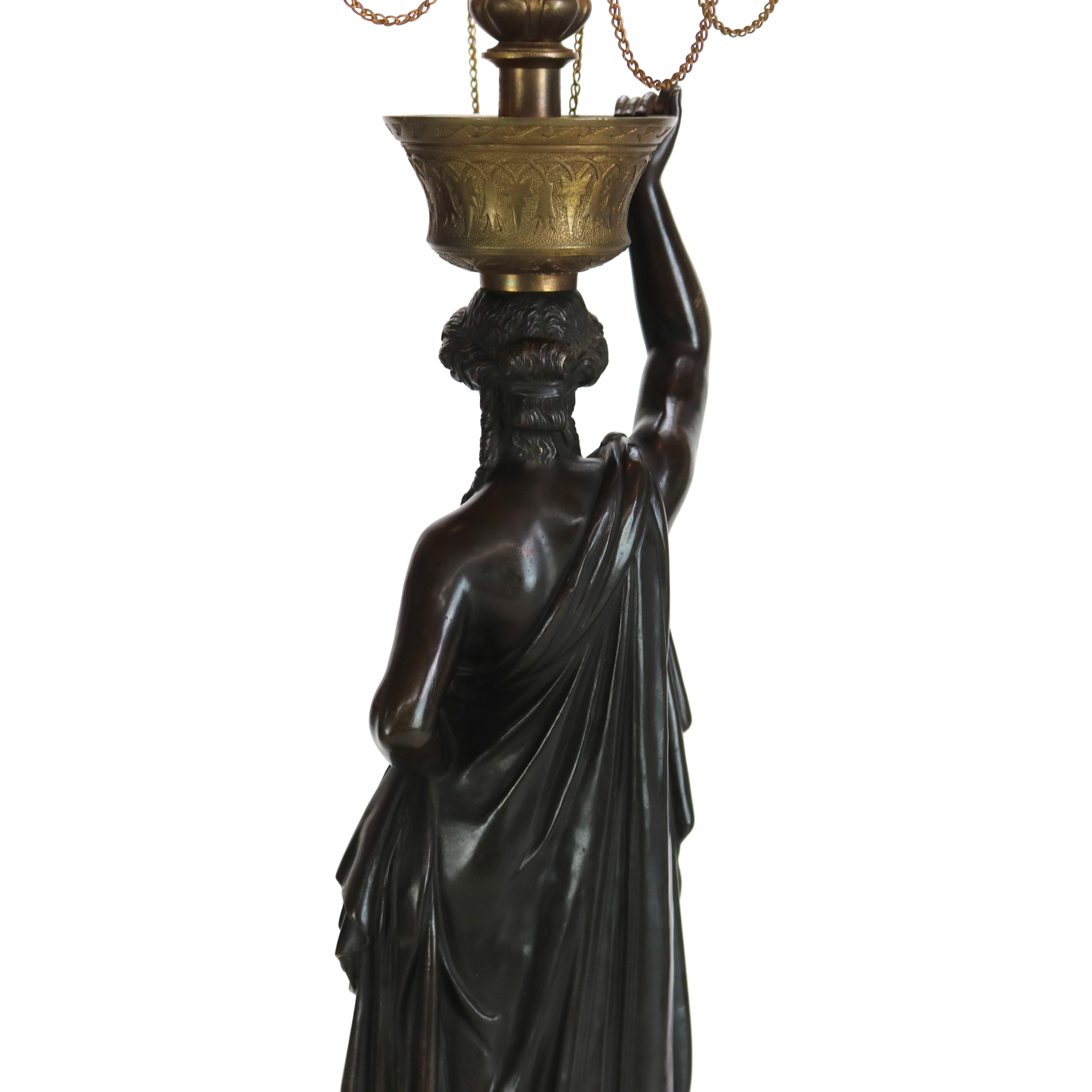 Antico candelabro scultoreo classico in bronzo a otto luci C1890 in vendita 6