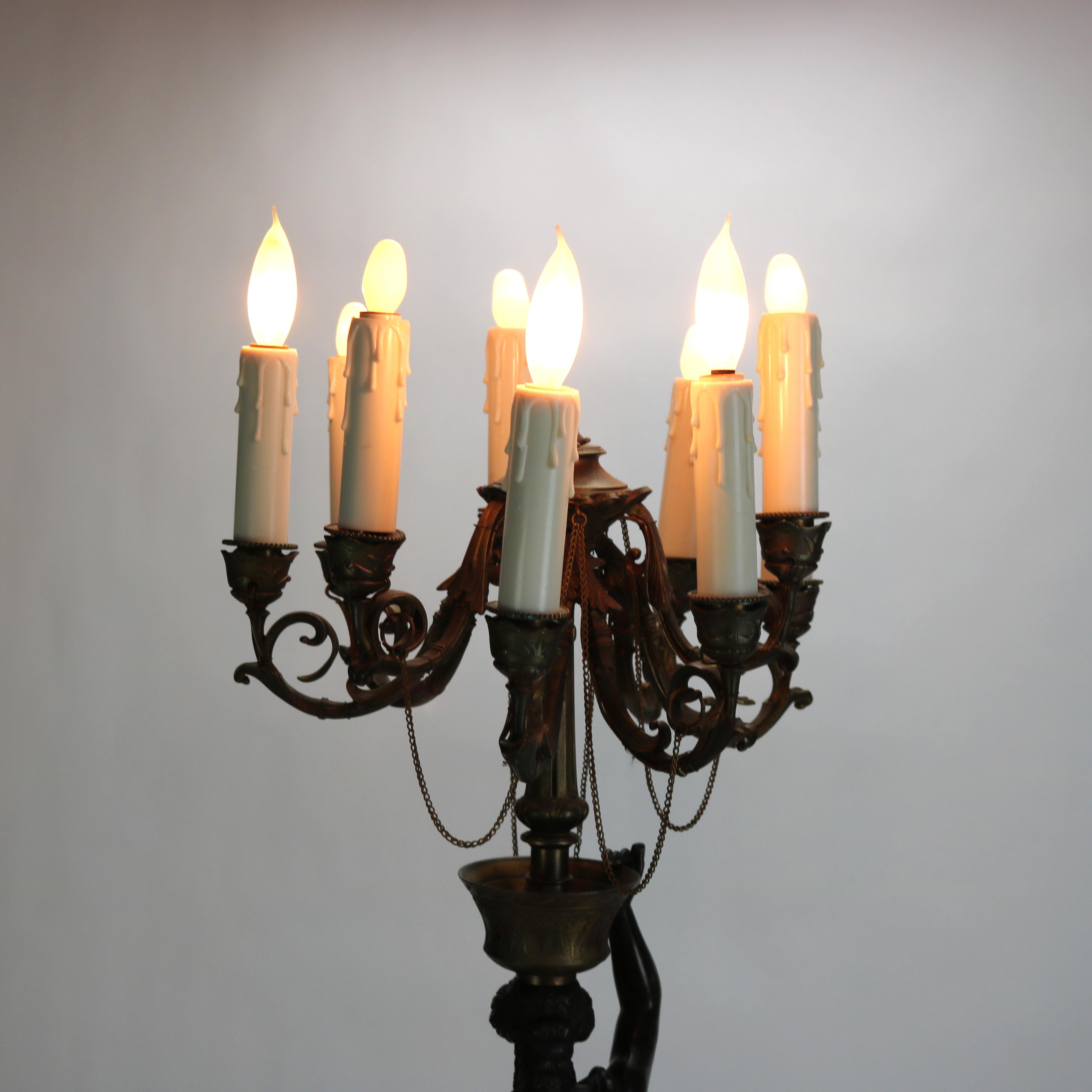 Antico candelabro scultoreo classico in bronzo a otto luci C1890 in vendita 7