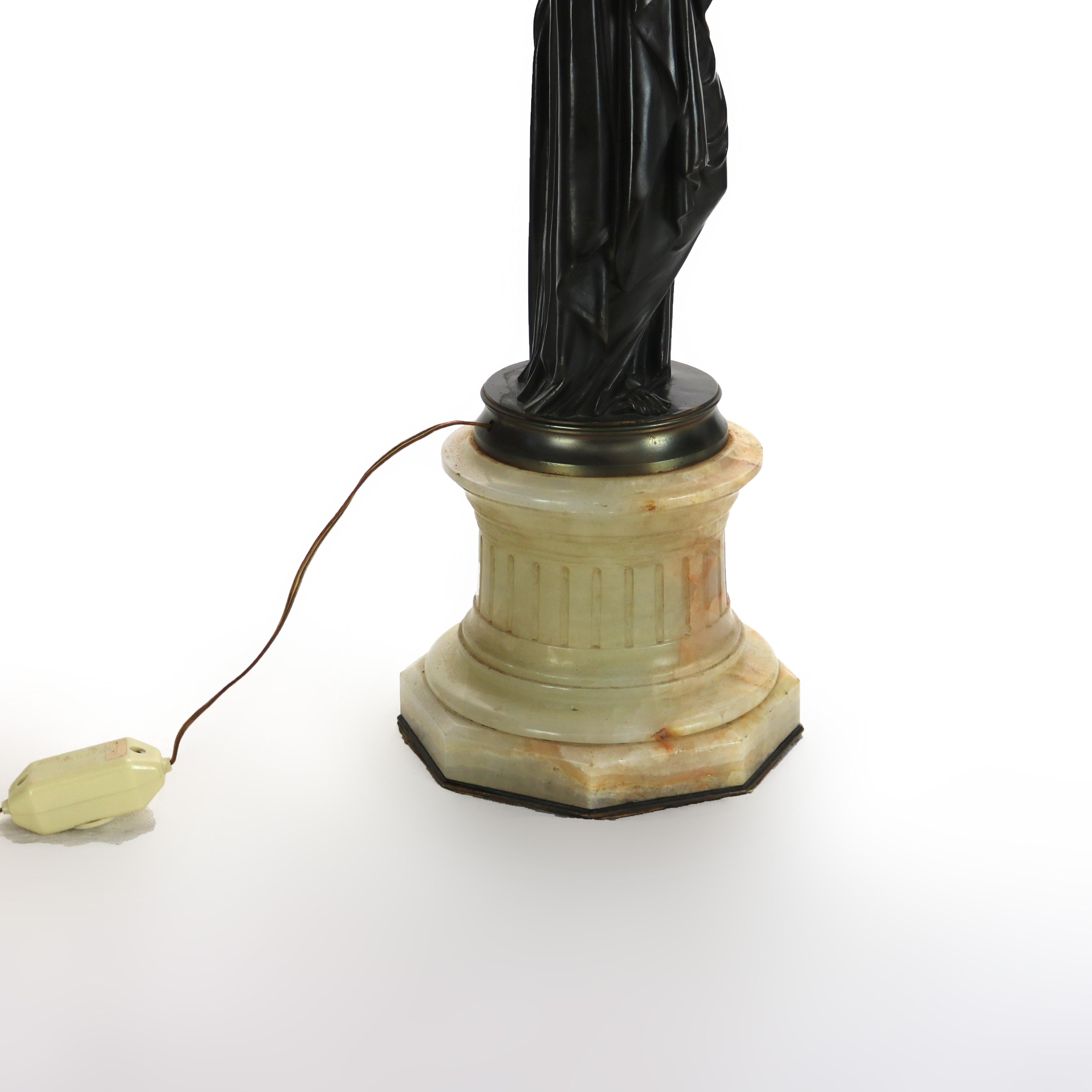 Antico candelabro scultoreo classico in bronzo a otto luci C1890 in vendita 10