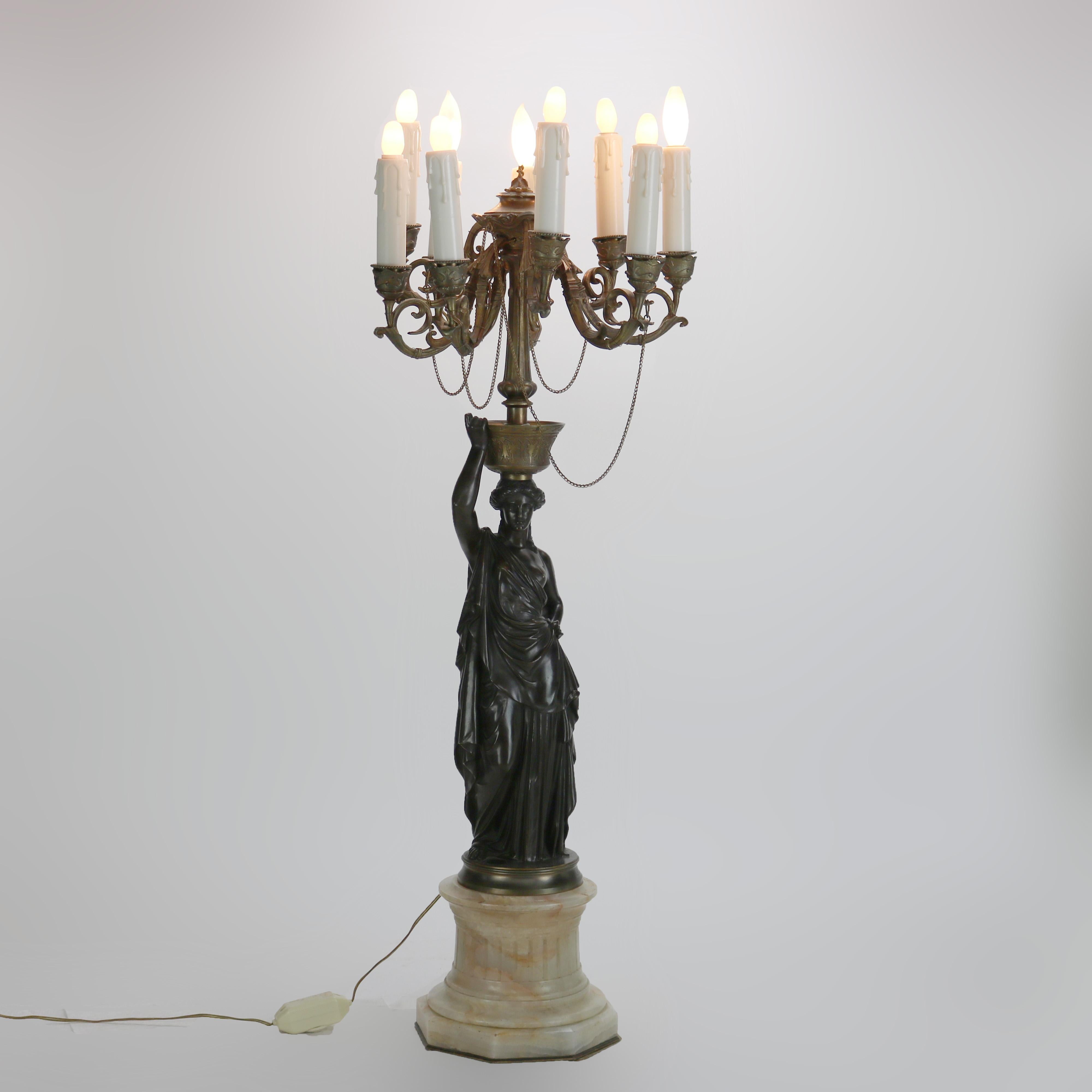 Antico candelabro scultoreo classico in bronzo a otto luci C1890 in vendita 11