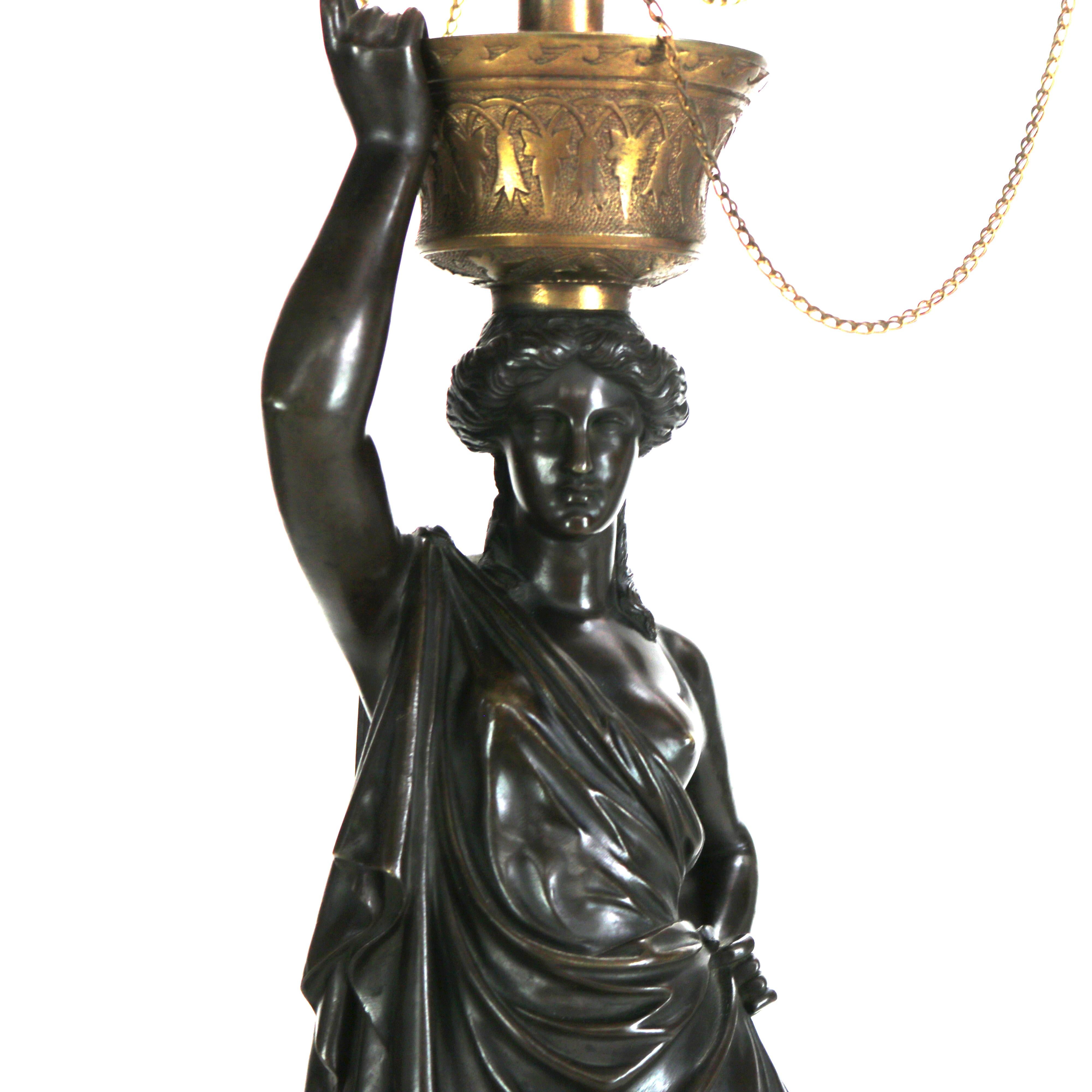 Antico candelabro scultoreo classico in bronzo a otto luci C1890 in vendita 12