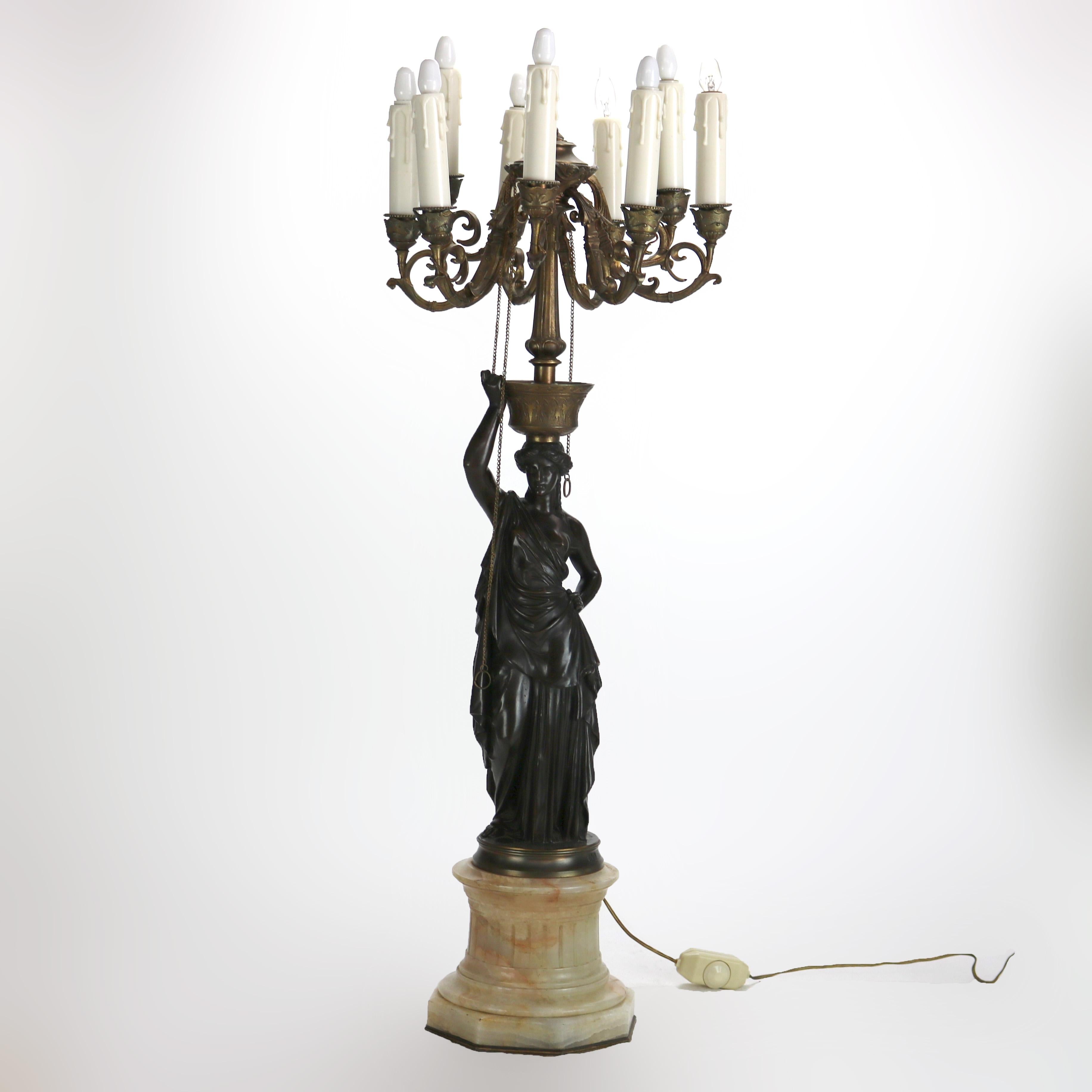 Antico candelabro scultoreo classico in bronzo a otto luci C1890 In condizioni buone in vendita a Big Flats, NY