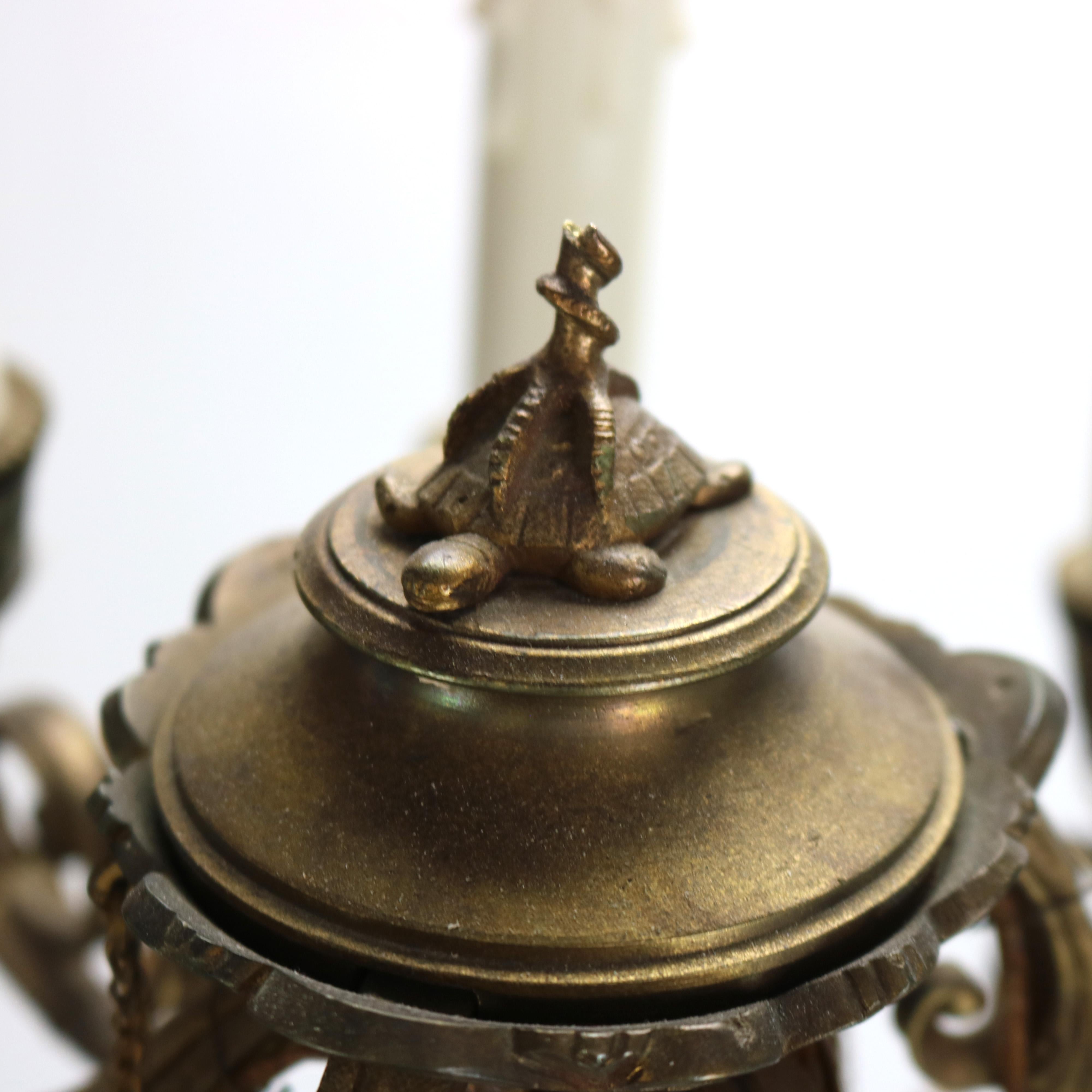Antico candelabro scultoreo classico in bronzo a otto luci C1890 in vendita 1