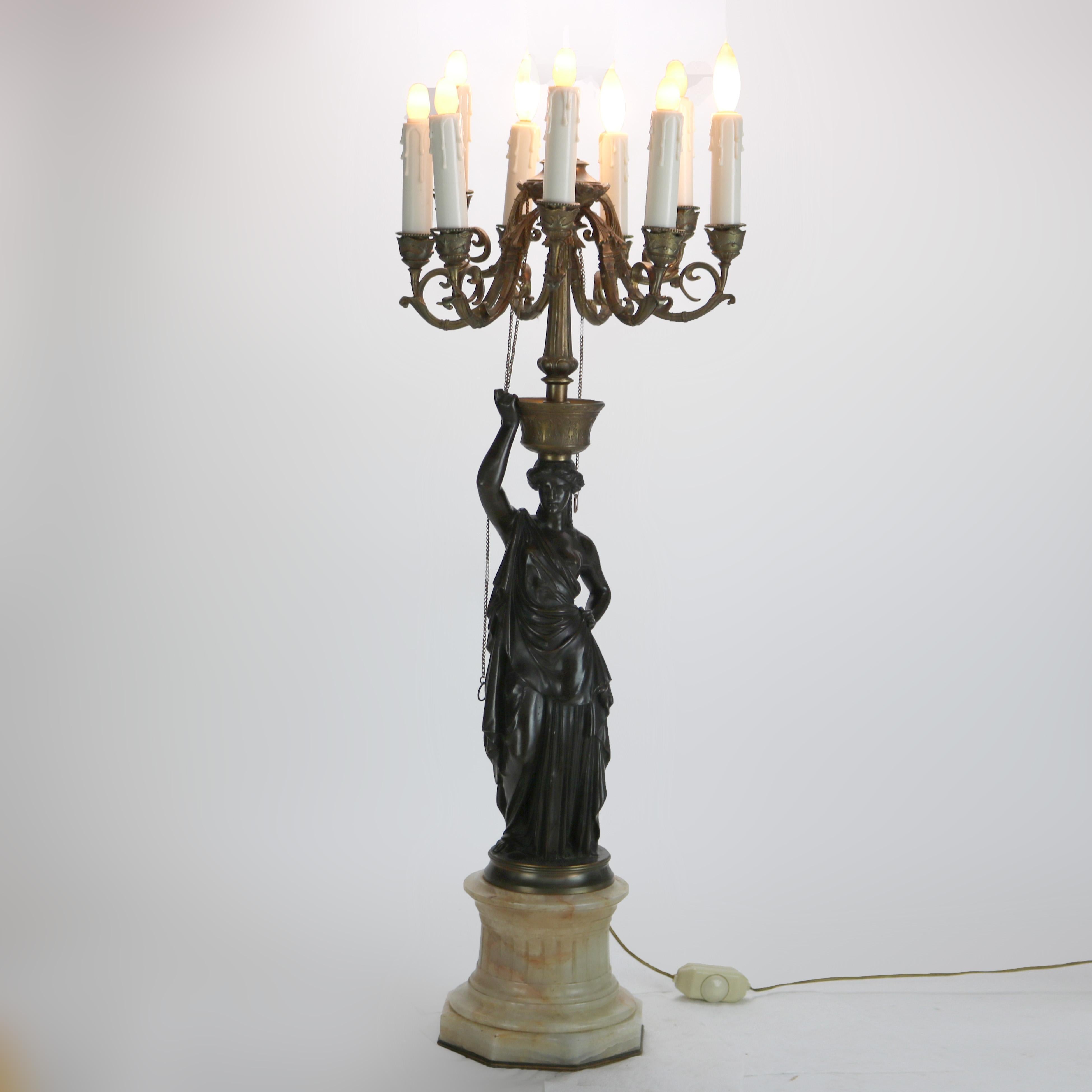 Antico candelabro scultoreo classico in bronzo a otto luci C1890 in vendita 2