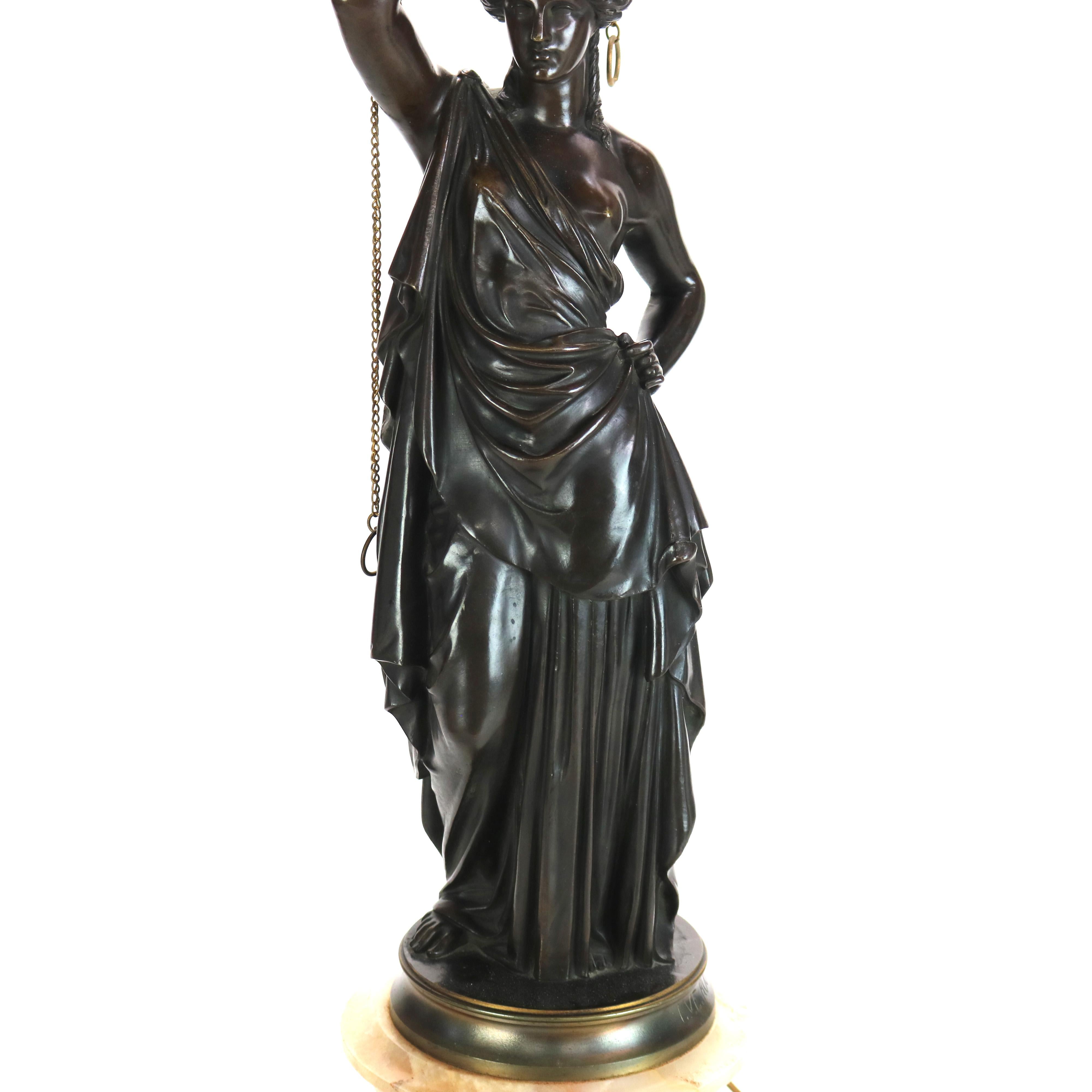 Antico candelabro scultoreo classico in bronzo a otto luci C1890 in vendita 3