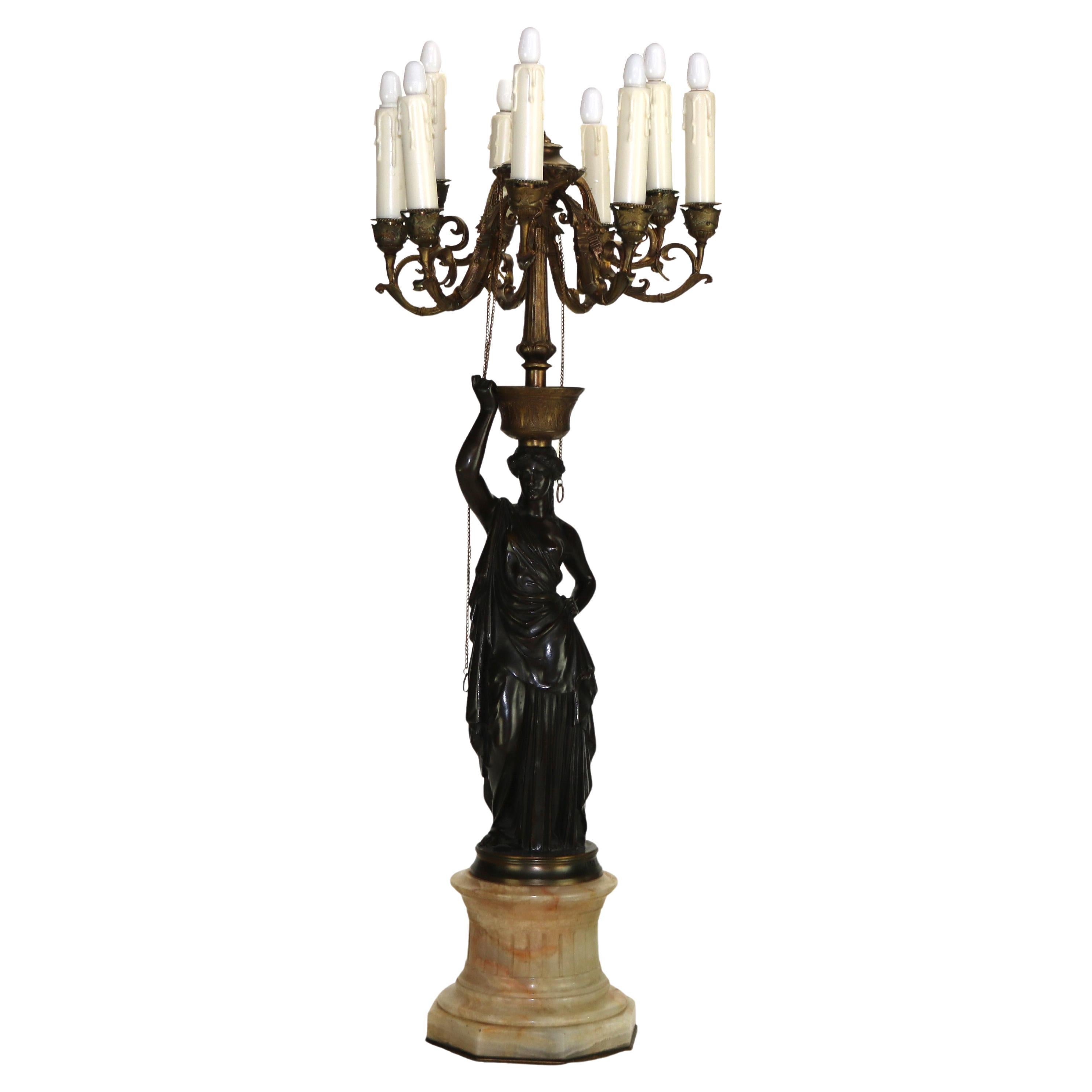 Antico candelabro scultoreo classico in bronzo a otto luci C1890