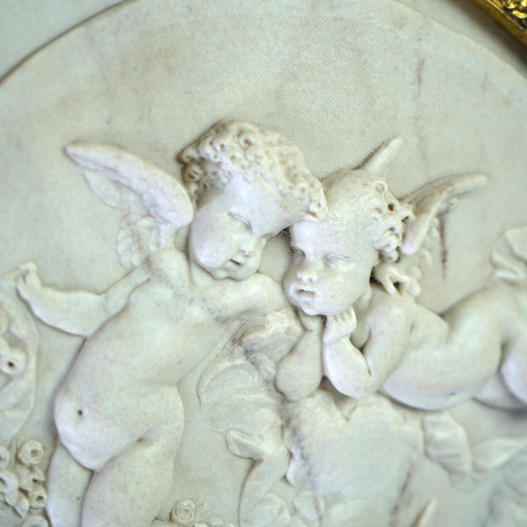 Ancienne plaque classique en marbre sculpté avec des chérubins ailés en haut relief, par Bertaux, Exposition Universelle 1889, placée dans un cadre plus récent en bois doré, 19ème C.

Mesures - 22,75 