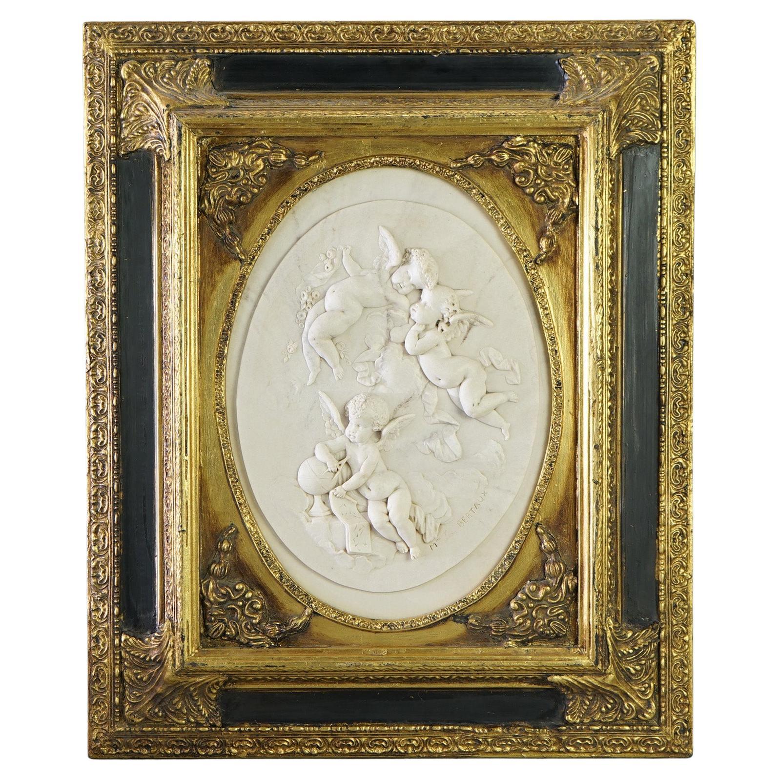 Ancienne plaque classique en marbre sculpté avec des chérubins ailés par Bertaux, C.I.C. en vente