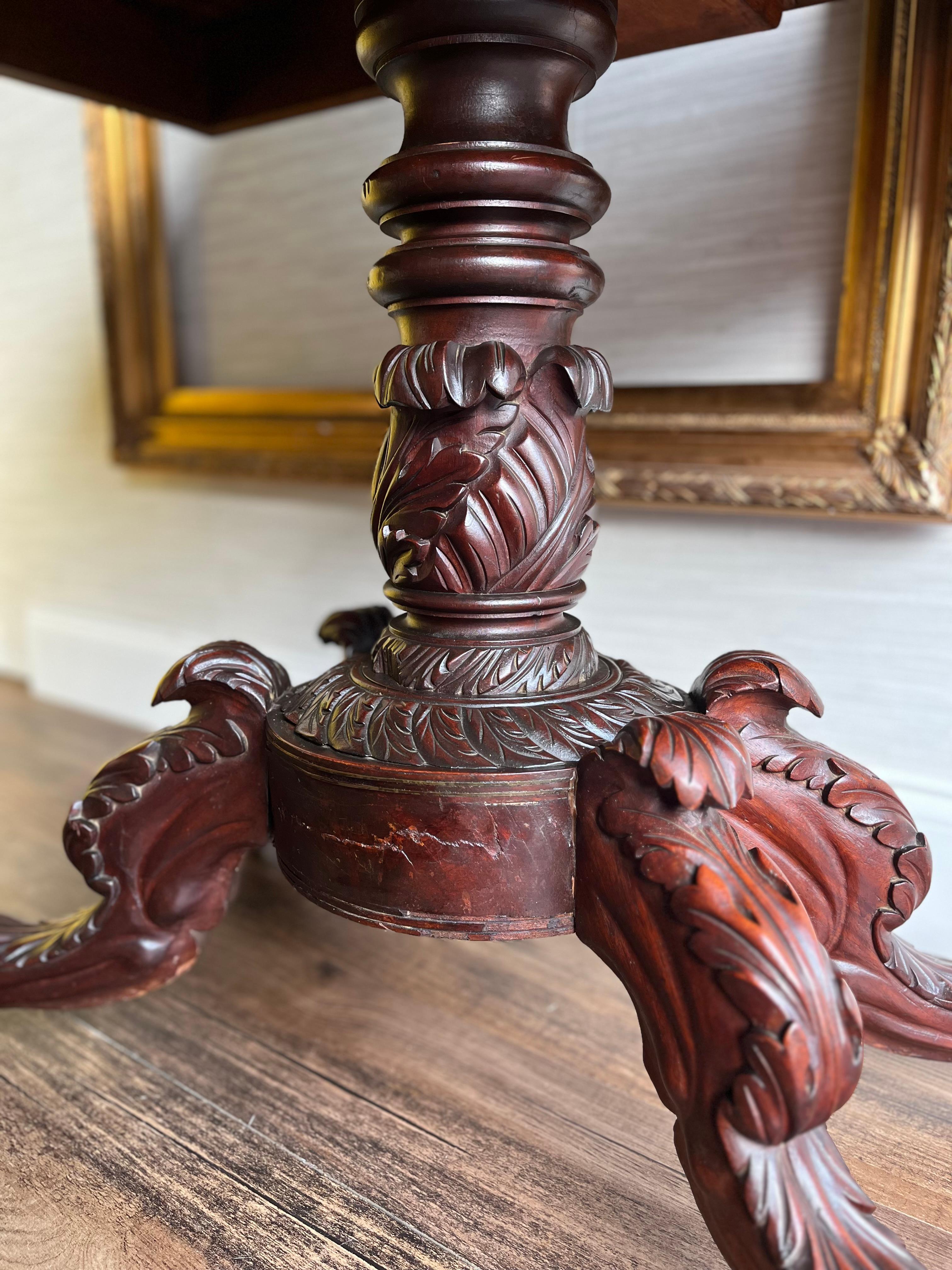 Centraméricain Ancienne table de jeu Empire Antiques en acajou avec pieds à griffes Console à plateau rabattable 1830s en vente