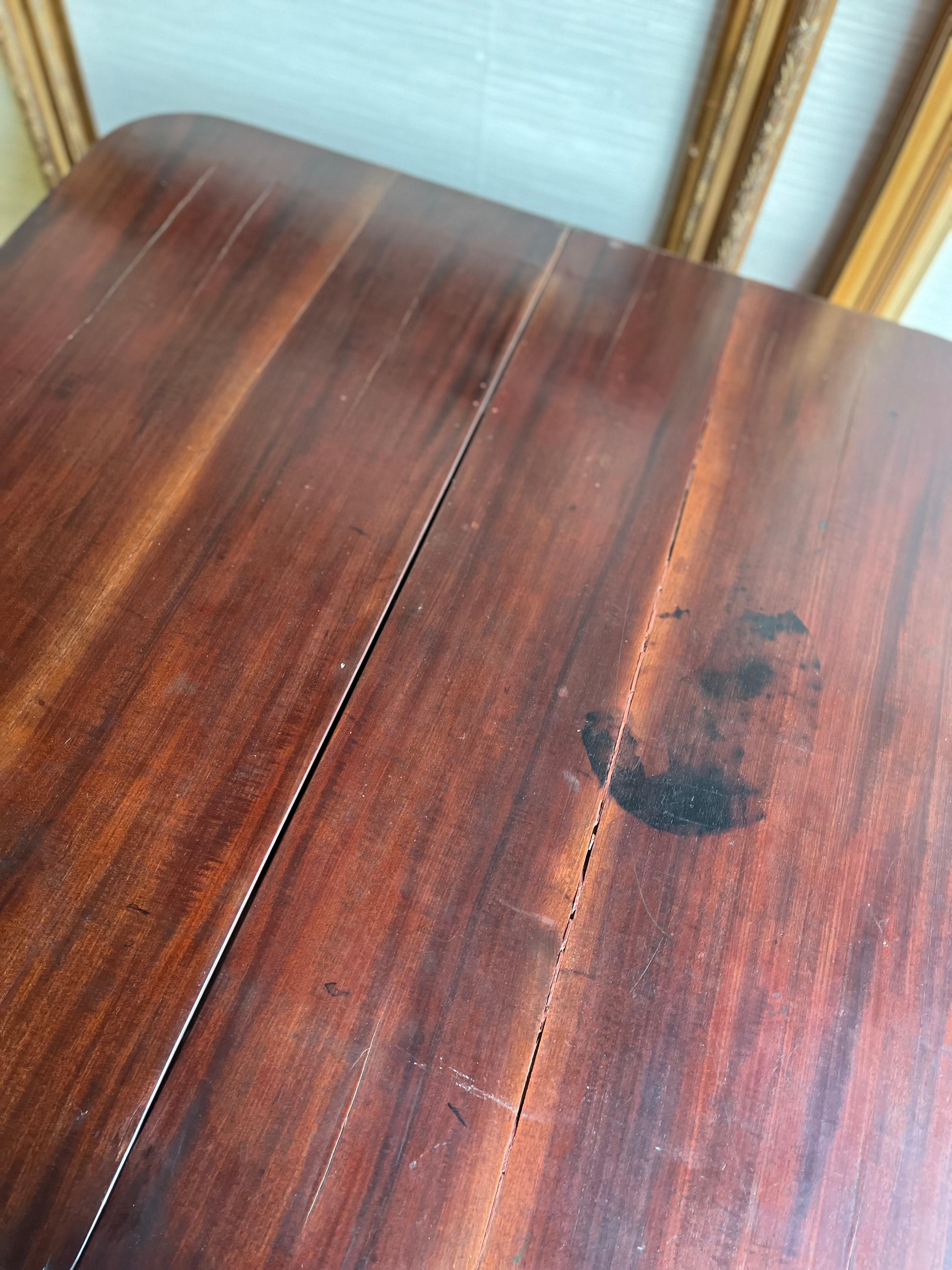 Travail du bois Ancienne table de jeu Empire Antiques en acajou avec pieds à griffes Console à plateau rabattable 1830s en vente