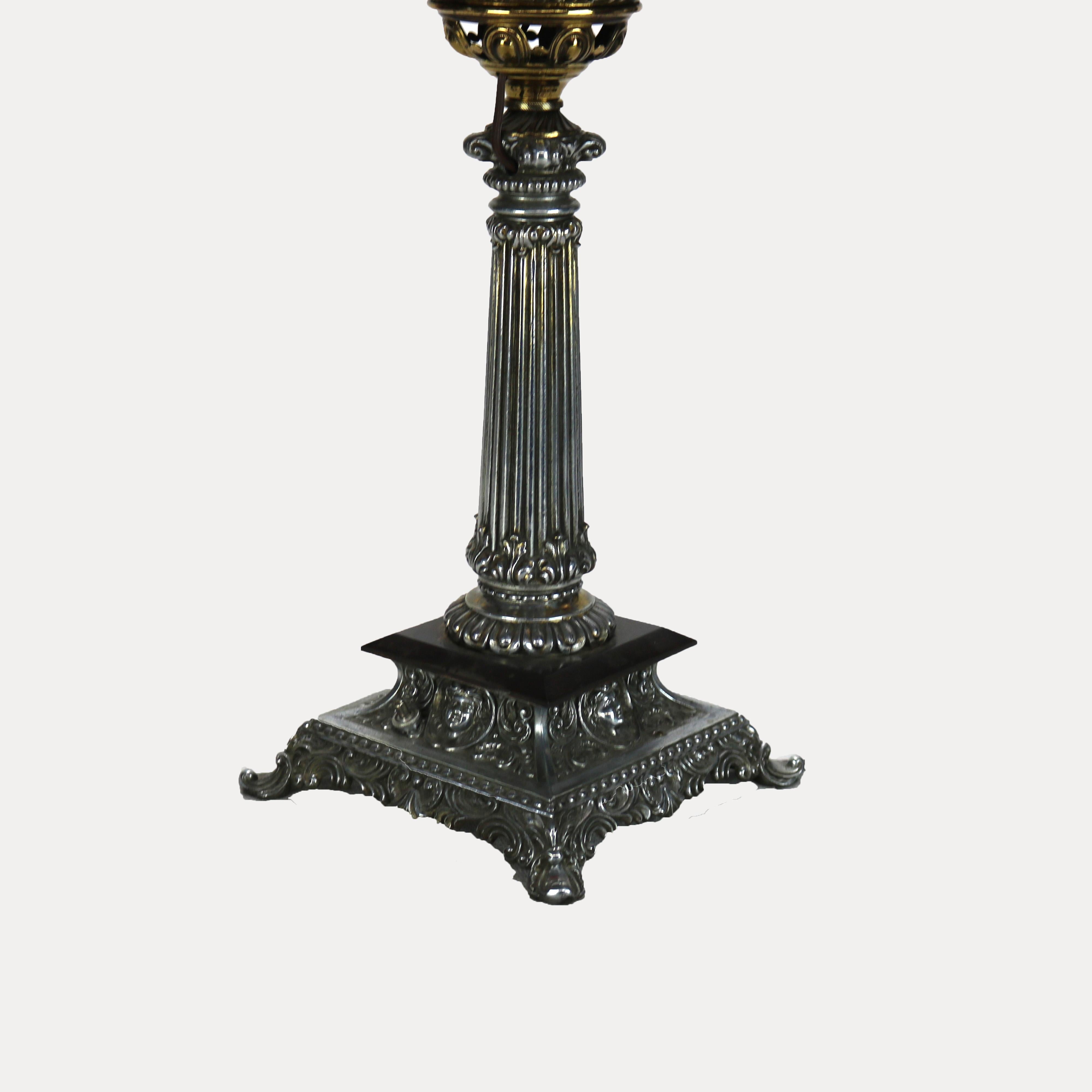 XIX secolo Antica lampada da tavolo classica con cherubino figurato elettrificato C1890 in vendita