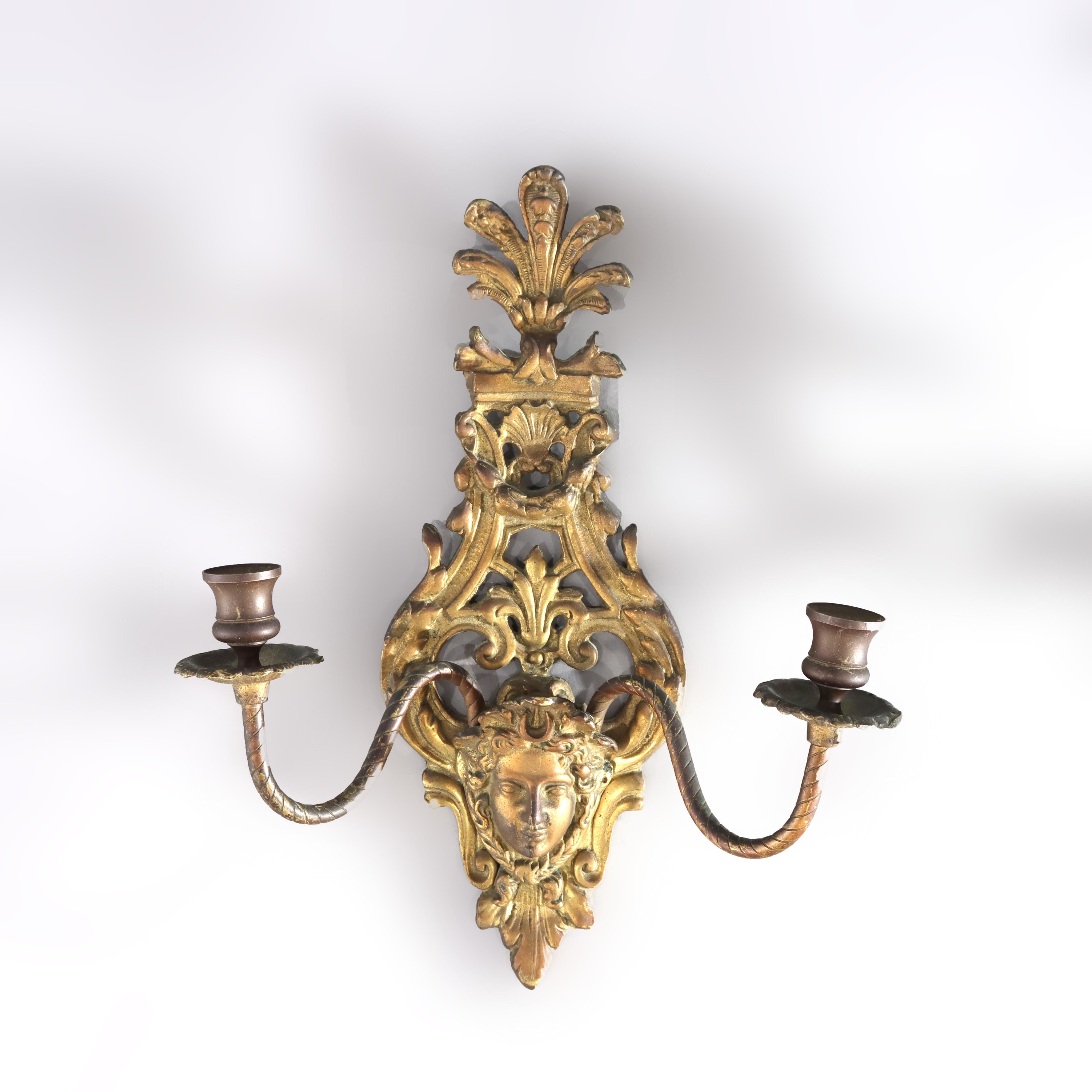 Paire d'appliques murales à bougies en bronze figuratif à deux lumières, de style Louis XIV, vers 1920.   
15 1/2