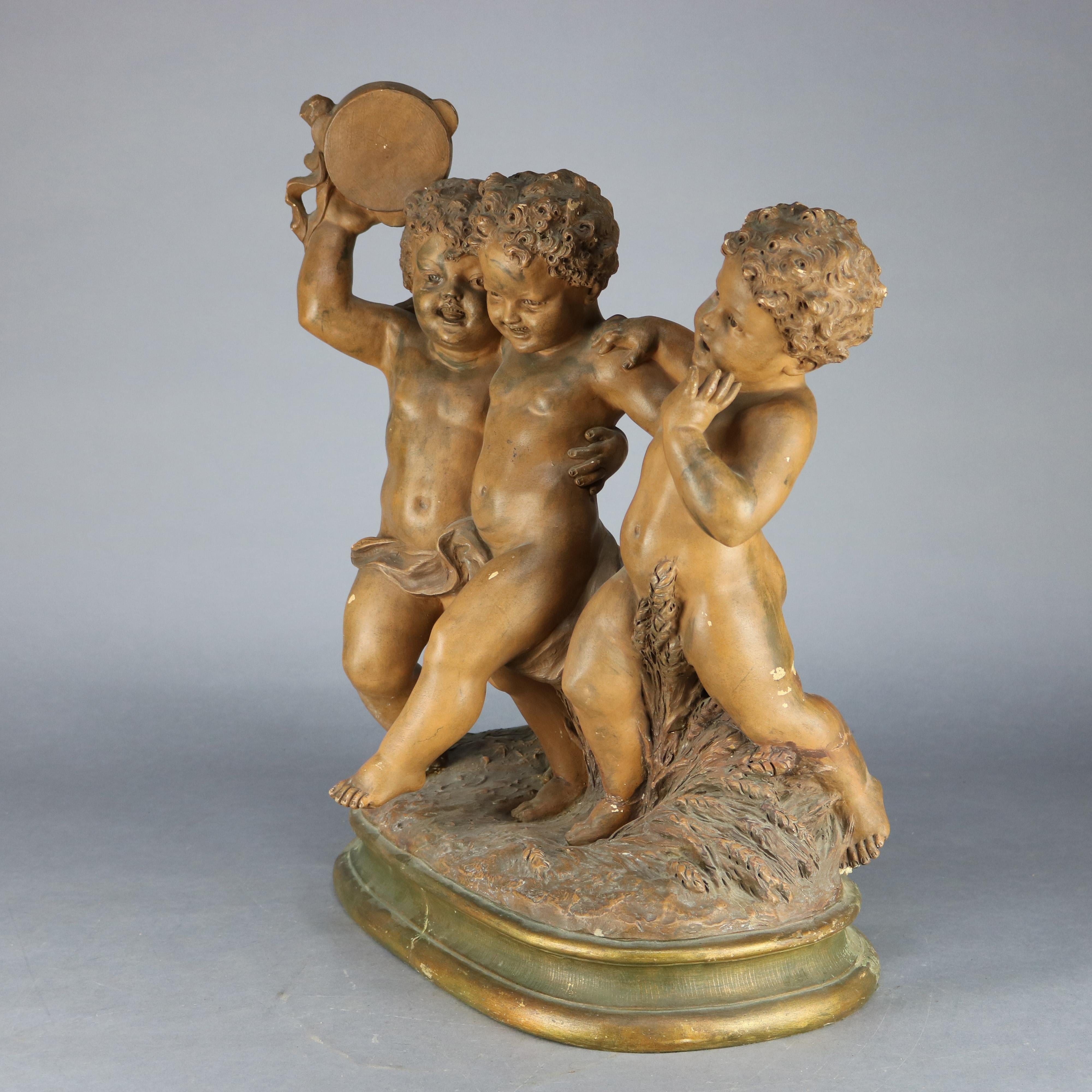 Un groupe de sculptures italiennes anciennes en terre cuite représente une scène grecque classique de chérubins (putti) enjoués dans un décor champêtre:: signée sur la base J. D'Aste (Italie:: 1881-1945). 

Mesures : 22.75