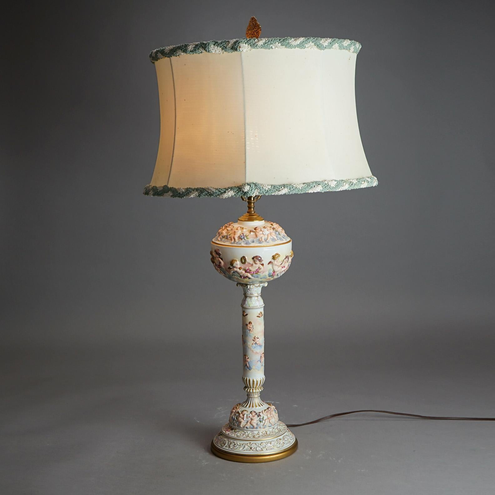 Ancienne lampe de table classique italienne en porcelaine gaufrée avec chérubin, peinte à la main et dorée, c1920

Mesures - 35,5 