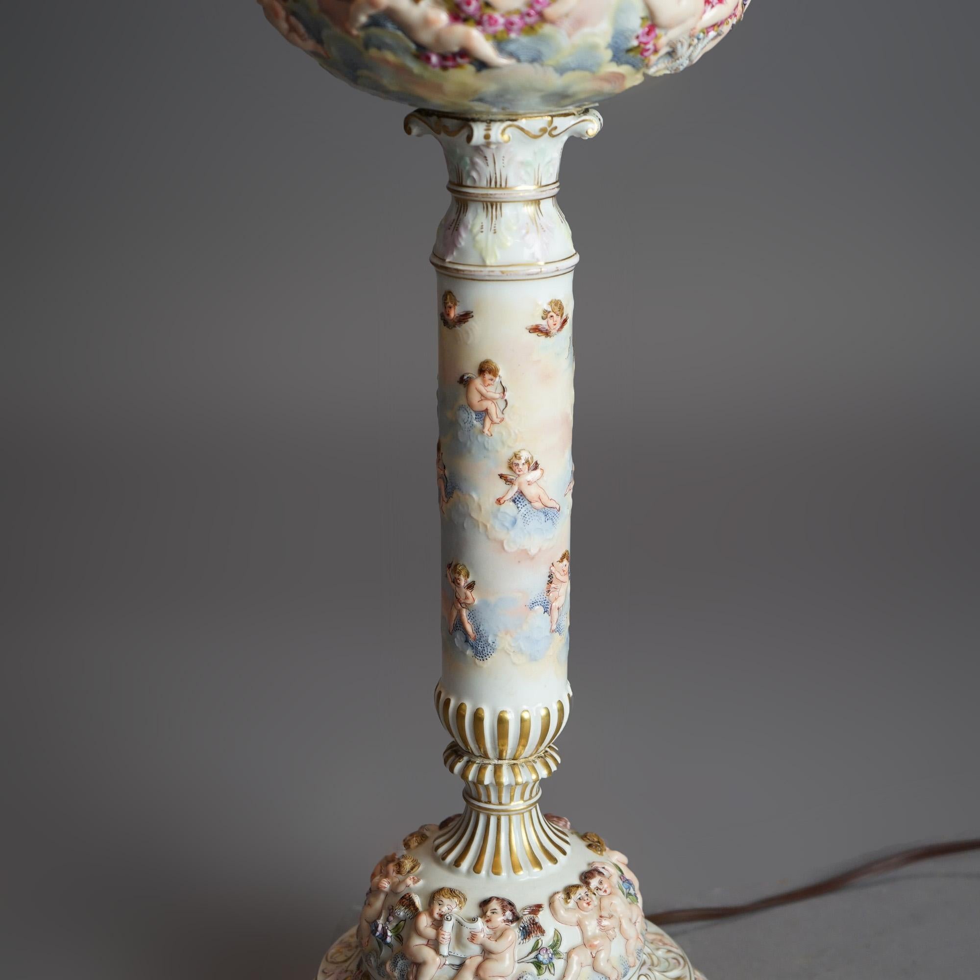 20ième siècle Ancienne lampe de table classique italienne à chérubin en porcelaine gaufrée, c1920 en vente