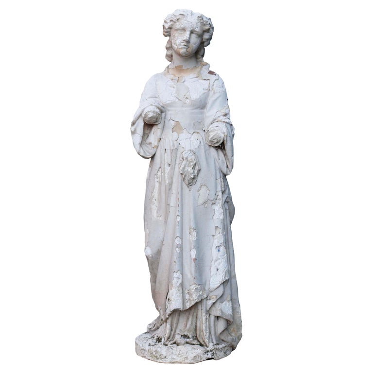 Statue classique ancienne en plâtre d'une jeune fille En vente sur 1stDibs