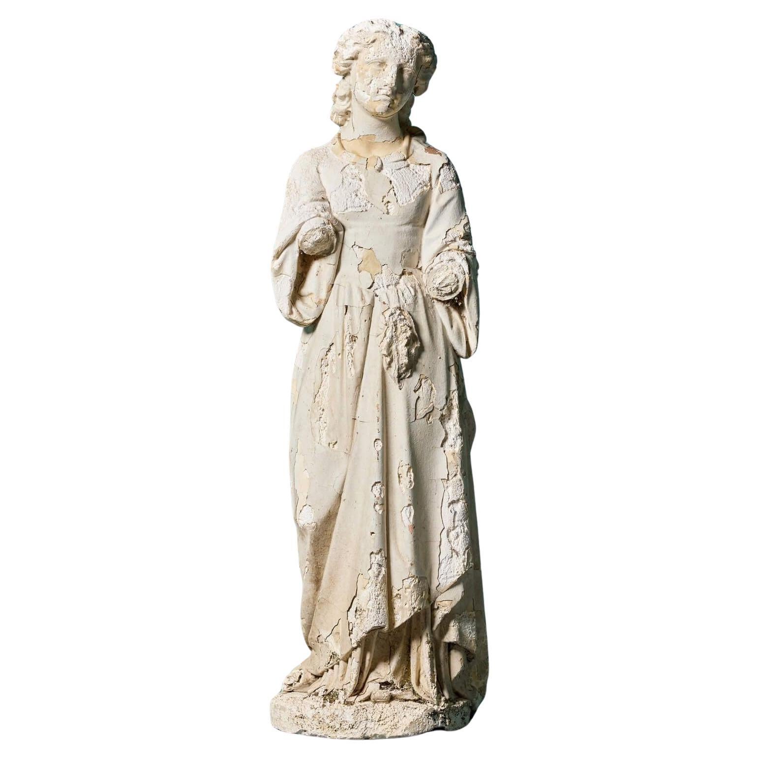 Statue classique ancienne en plâtre d'une jeune fille en vente