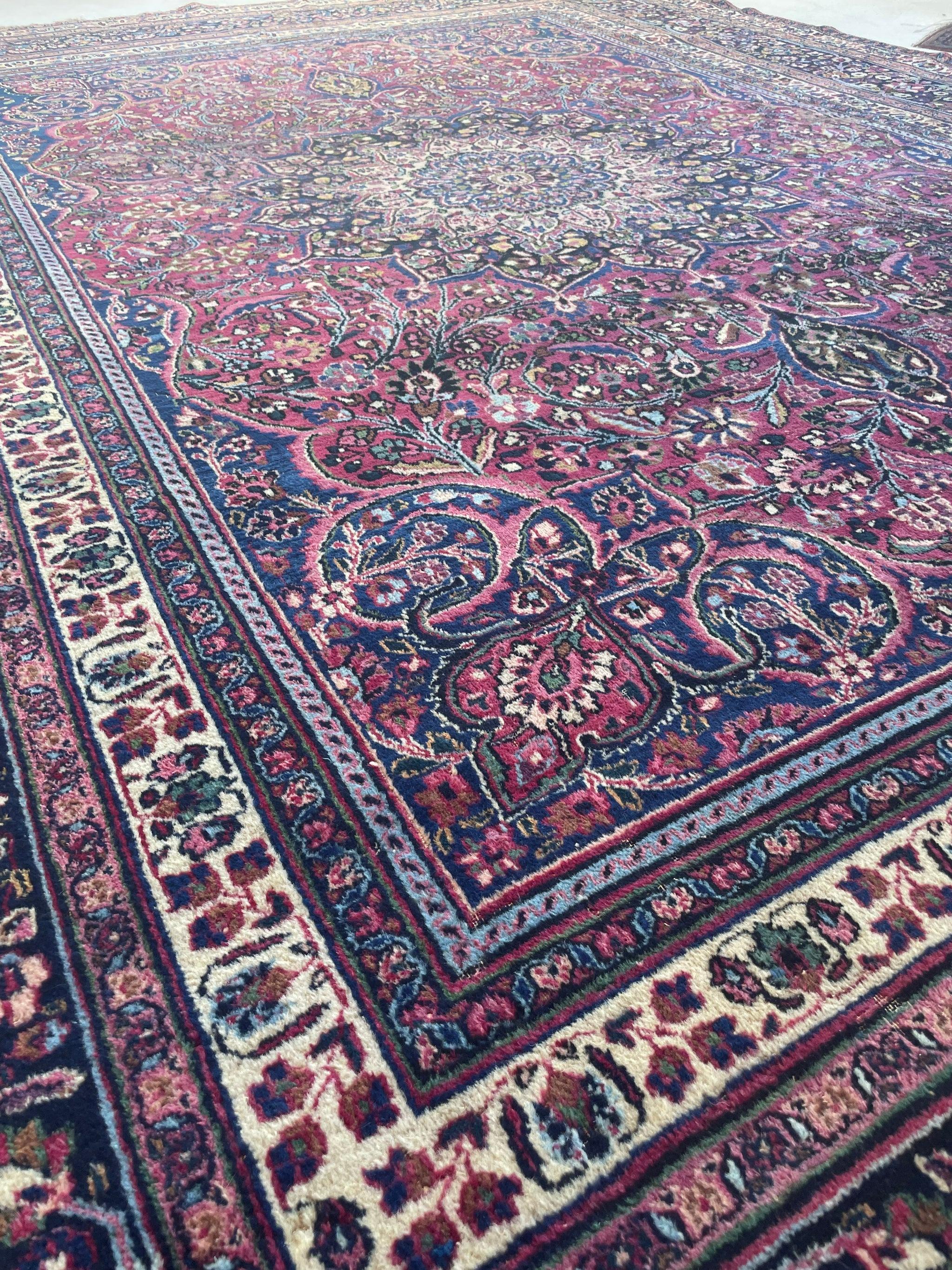 Alfombra clásica antigua en tonos joya con firma, hacia 1940 en venta 6