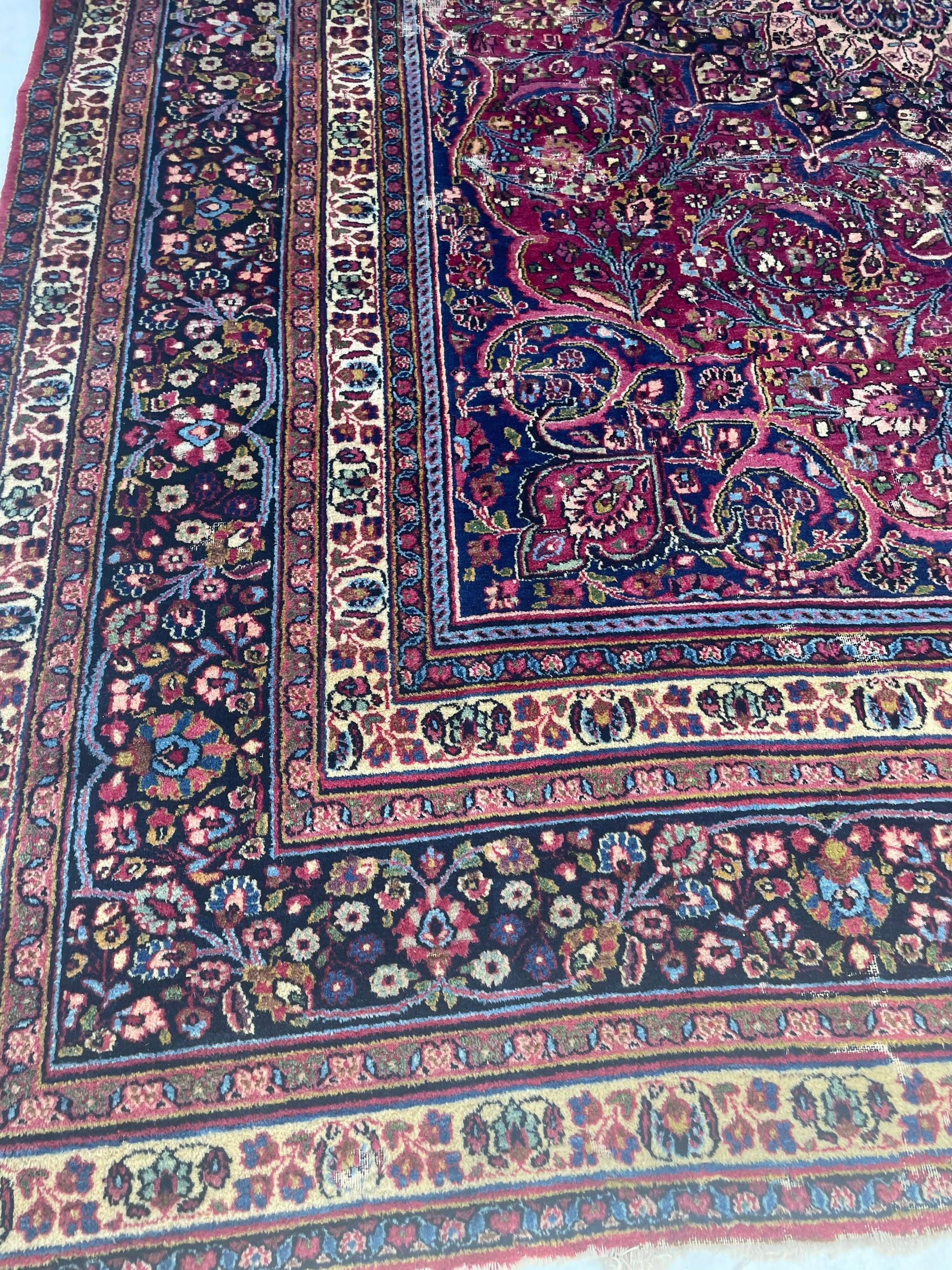 Alfombra clásica antigua en tonos joya con firma, hacia 1940 en venta 9