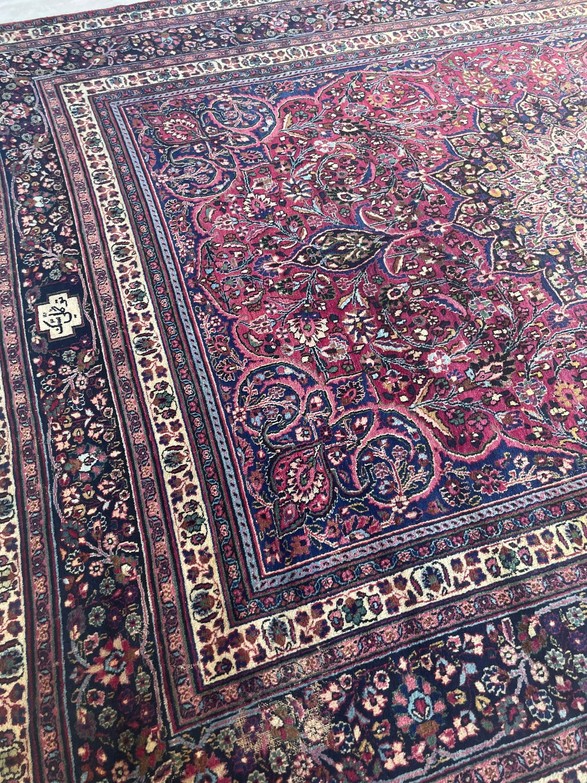 Alfombra clásica antigua en tonos joya con firma, hacia 1940 en venta 14