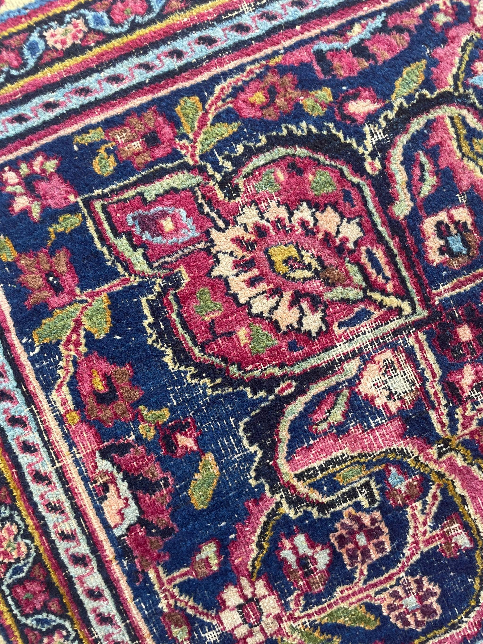 Alfombra clásica antigua en tonos joya con firma, hacia 1940 en venta 3